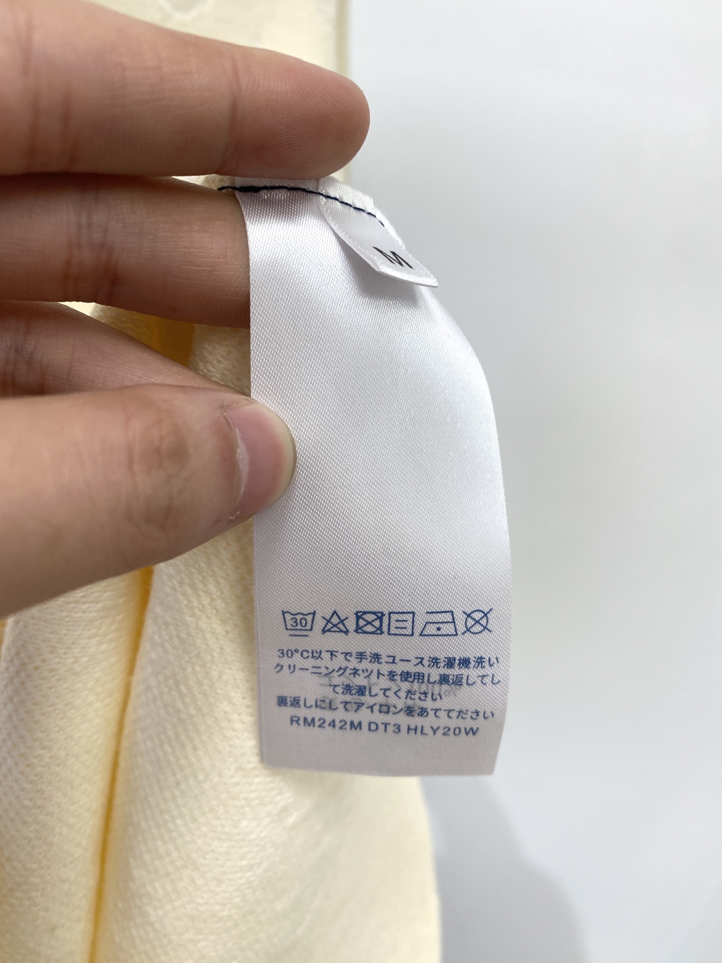 路易威登、2025新品羊毛衣 具有手感细腻柔软，可直接与肌肤接触，让暖心的纱线变化出细腻的质感，顶级工艺