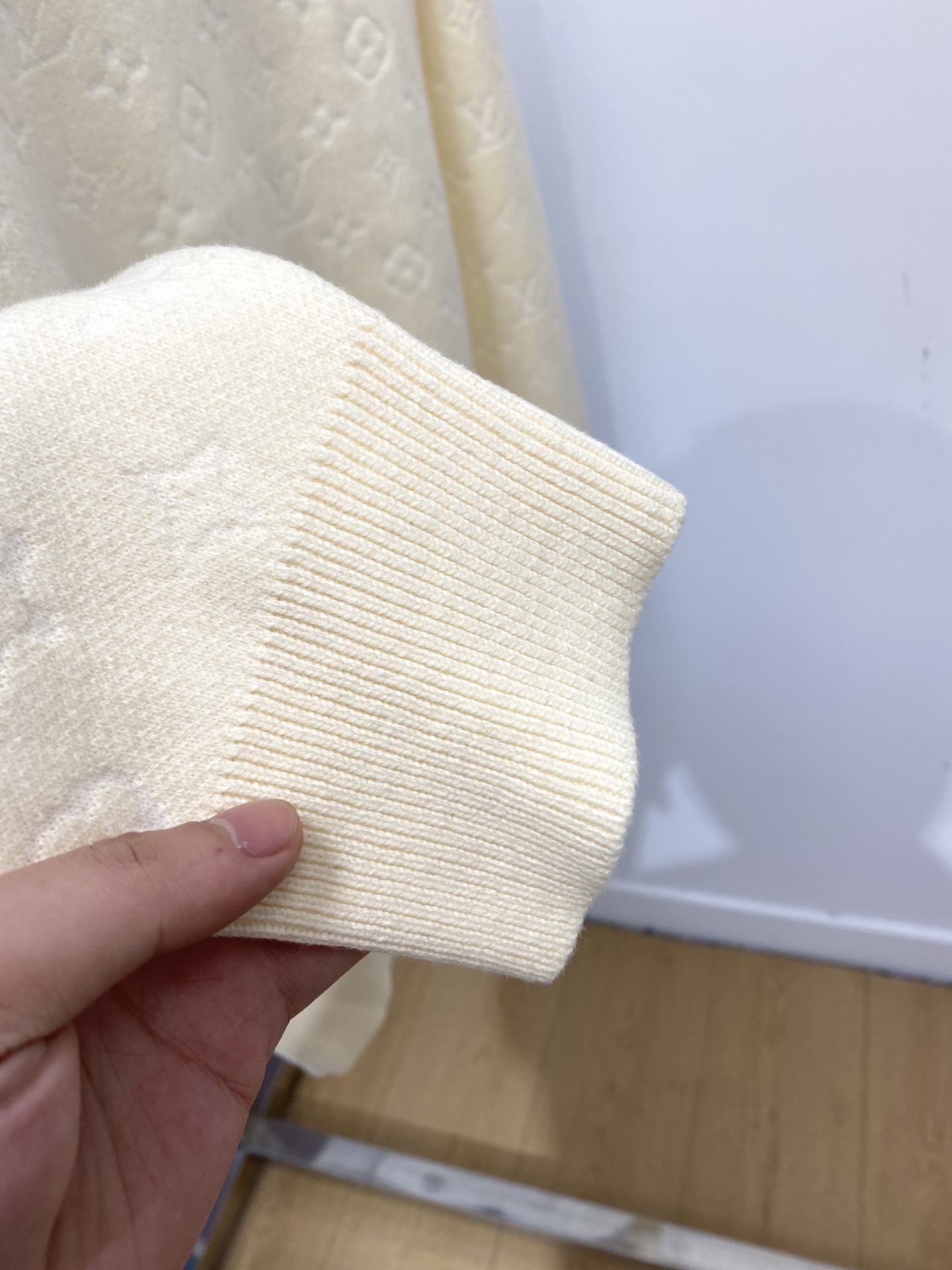 路易威登、2025新品羊毛衣 具有手感细腻柔软，可直接与肌肤接触，让暖心的纱线变化出细腻的质感，顶级工艺