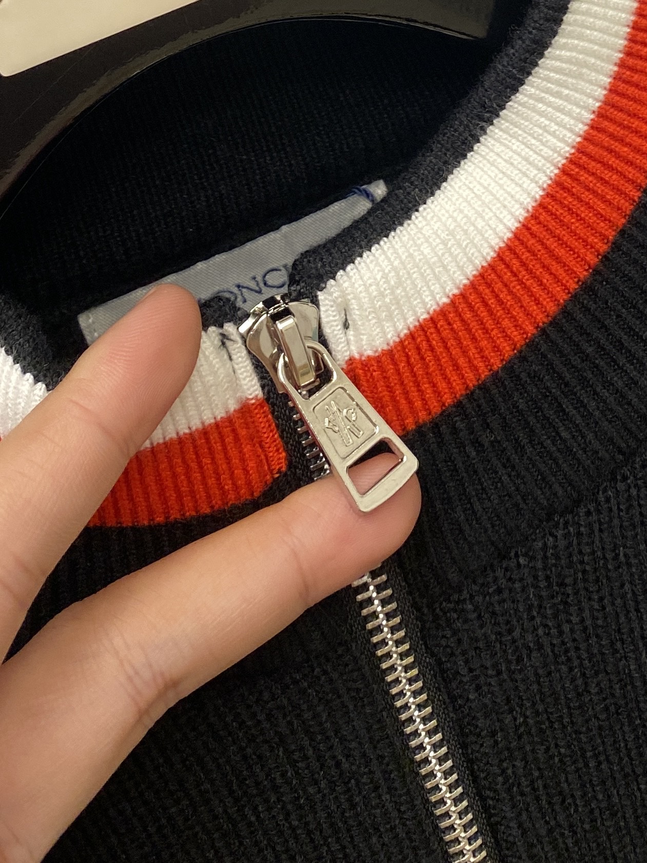 蒙口、2025新品羊毛衣 具有手感细腻柔软，可直接与肌肤接触，让暖心的纱线变化出细腻的质感，顶级工艺极具