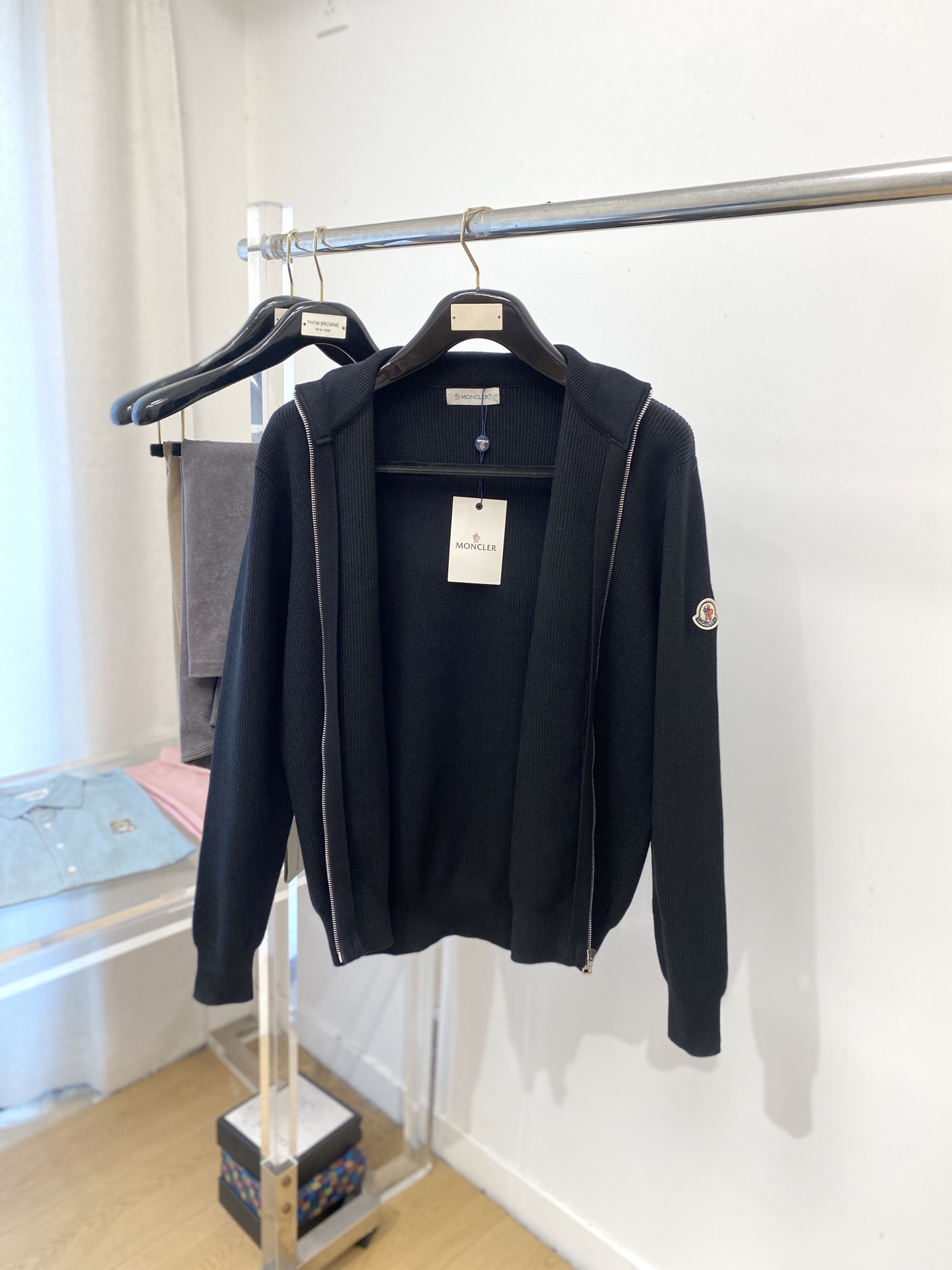 蒙口、2025新品羊毛衣 具有手感细腻柔软，可直接与肌肤接触，让暖心的纱线变化出细腻的质感，顶级工艺极具