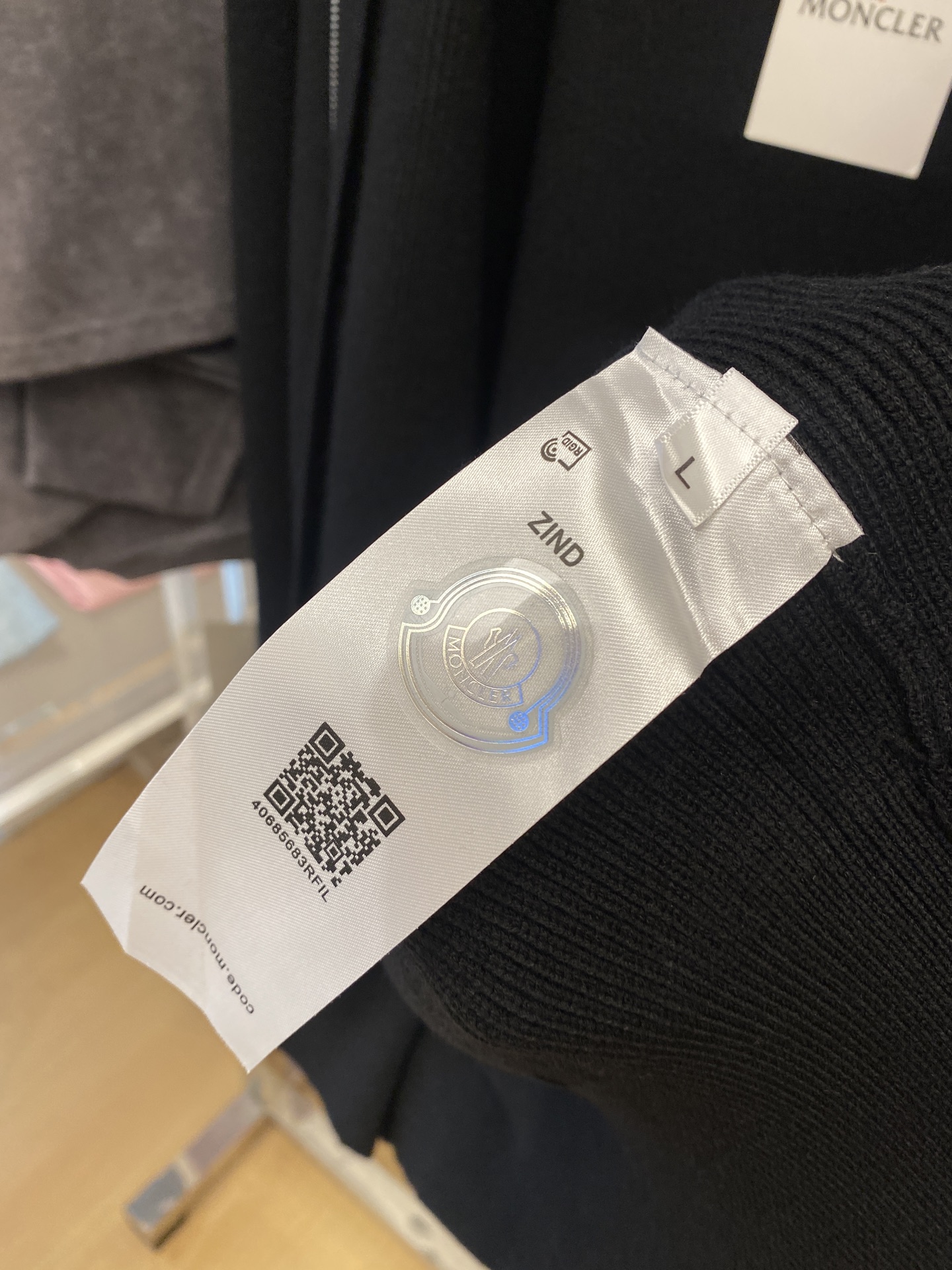 蒙口、2025新品羊毛衣 具有手感细腻柔软，可直接与肌肤接触，让暖心的纱线变化出细腻的质感，顶级工艺极具