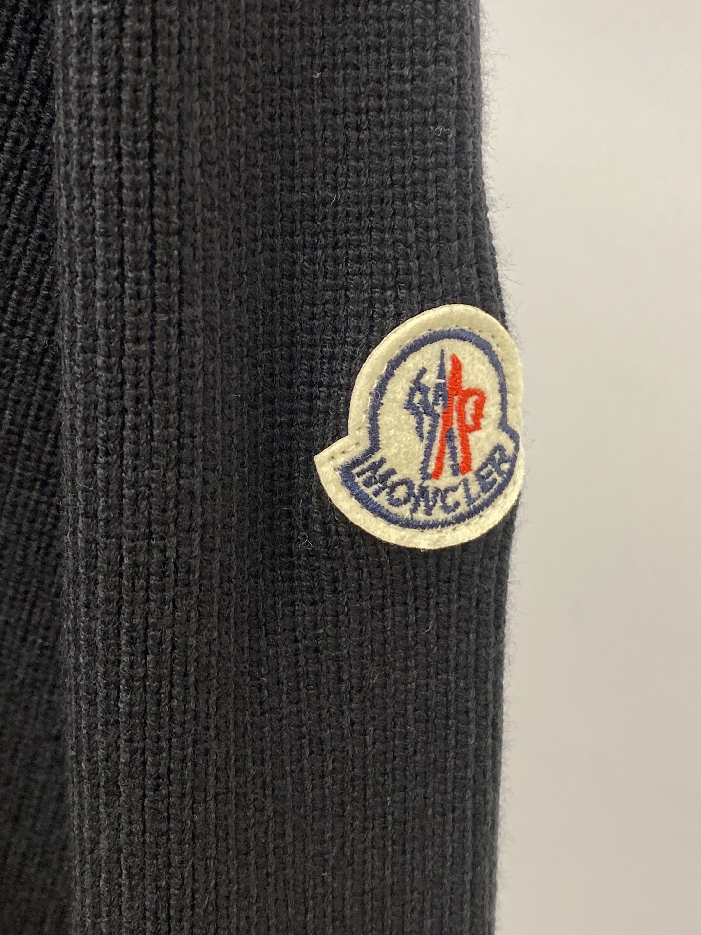 蒙口、2025新品羊毛衣 具有手感细腻柔软，可直接与肌肤接触，让暖心的纱线变化出细腻的质感，顶级工艺极具