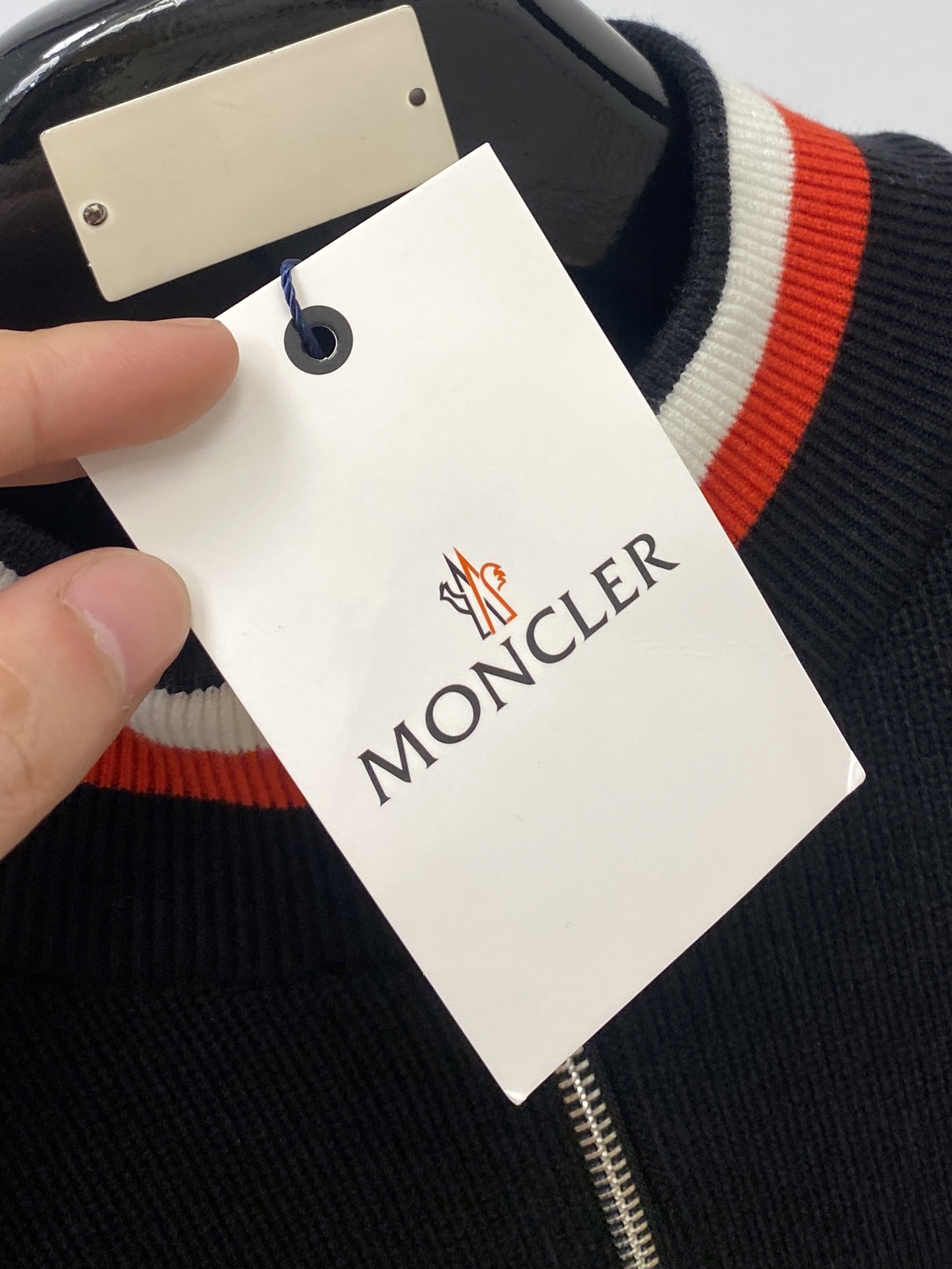 蒙口、2025新品羊毛衣 具有手感细腻柔软，可直接与肌肤接触，让暖心的纱线变化出细腻的质感，顶级工艺极具