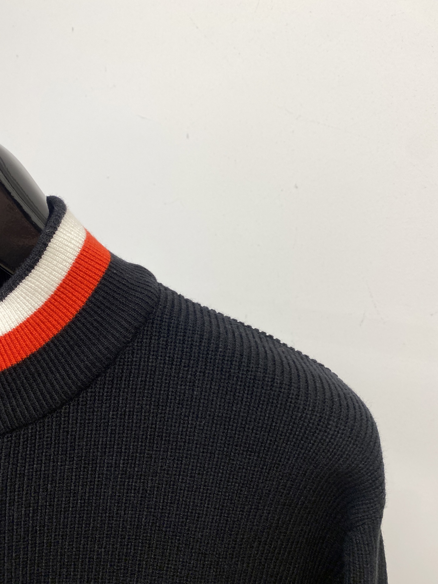 蒙口、2025新品羊毛衣 具有手感细腻柔软，可直接与肌肤接触，让暖心的纱线变化出细腻的质感，顶级工艺极具