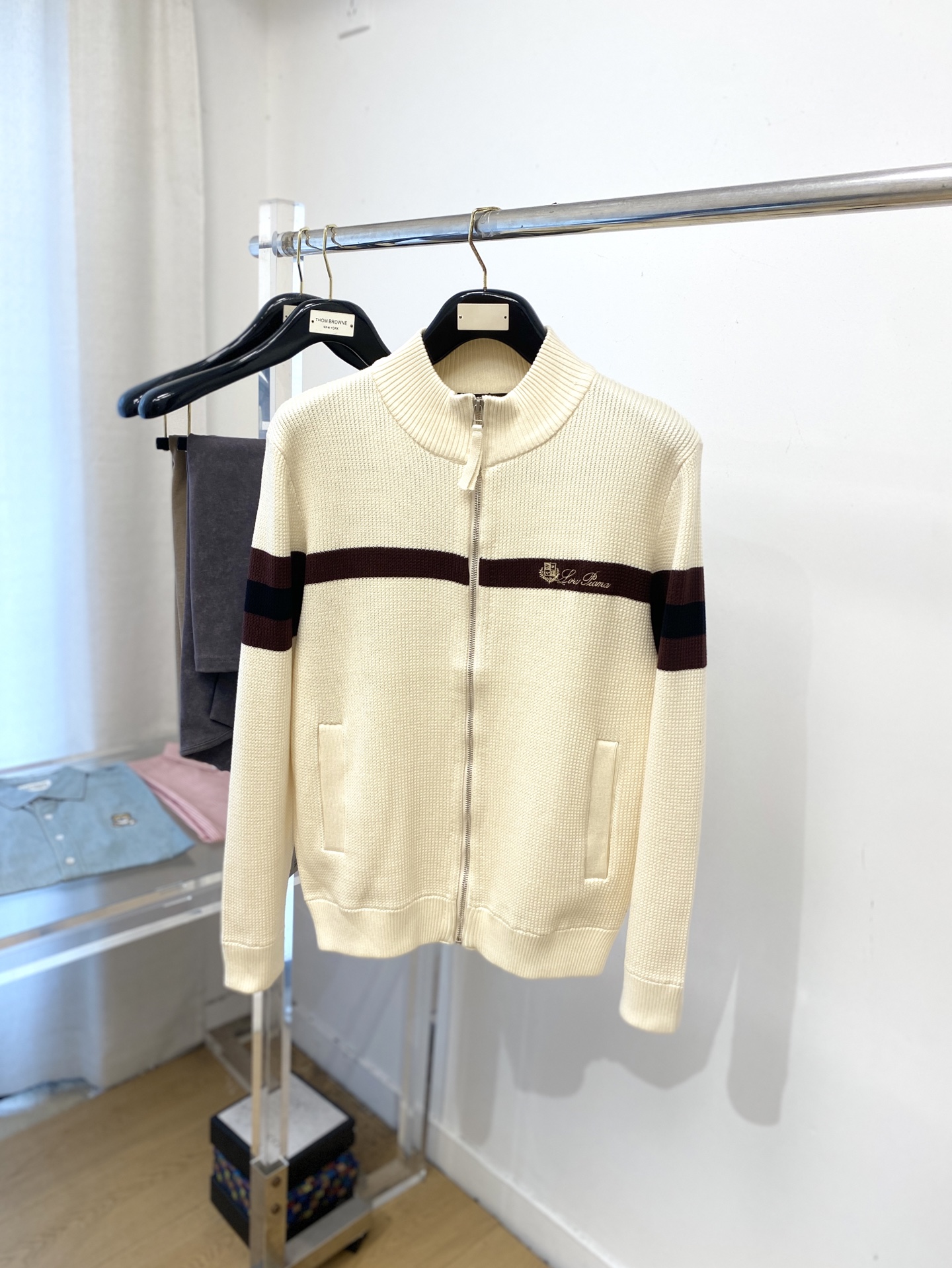 NO:567656,LP, 2025 new wool jacket has a delicate and soft feel, which can be directly in contact with the skin, allowing the warm yarn to change into a delicate texture. The top-notch craftsmanship is very distinctive and colorful, and the style is simple, elegant and exquisite. The three-dimensional tailoring design makes the entire sweater upper body full of youthful vitality and vitality. It is recommended to be a must-have for autumn and winter. Sizes M-3XL, loro piana, jackets & coats, sweaters, alexander wang19860909LP、2025新品羊毛外套 具有手感细腻柔软,可直接与肌肤接触,让暖心的纱线变化出细腻的质感,顶级工艺极具特色出彩,款式简约大方精美 立体剪裁的版型设计,让整款毛衣上身尽显青春活力和朝气,推荐款秋冬季穿搭必备.尺码M-3XL,,loro piana,jackets & coats,sweaters,alexander wang,Men's clothing