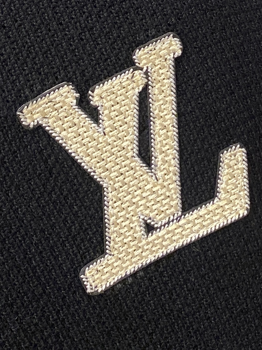 路易威登、2025新品羊毛外套 具有手感细腻柔软，可直接与肌肤接触，让暖心的纱线变化出细腻的质感，顶级工