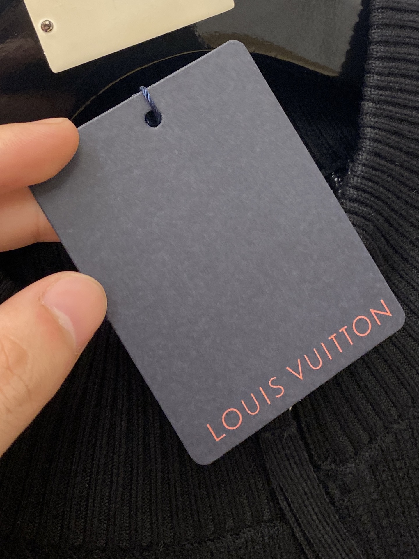 路易威登、2025新品羊毛外套 具有手感细腻柔软，可直接与肌肤接触，让暖心的纱线变化出细腻的质感，顶级工