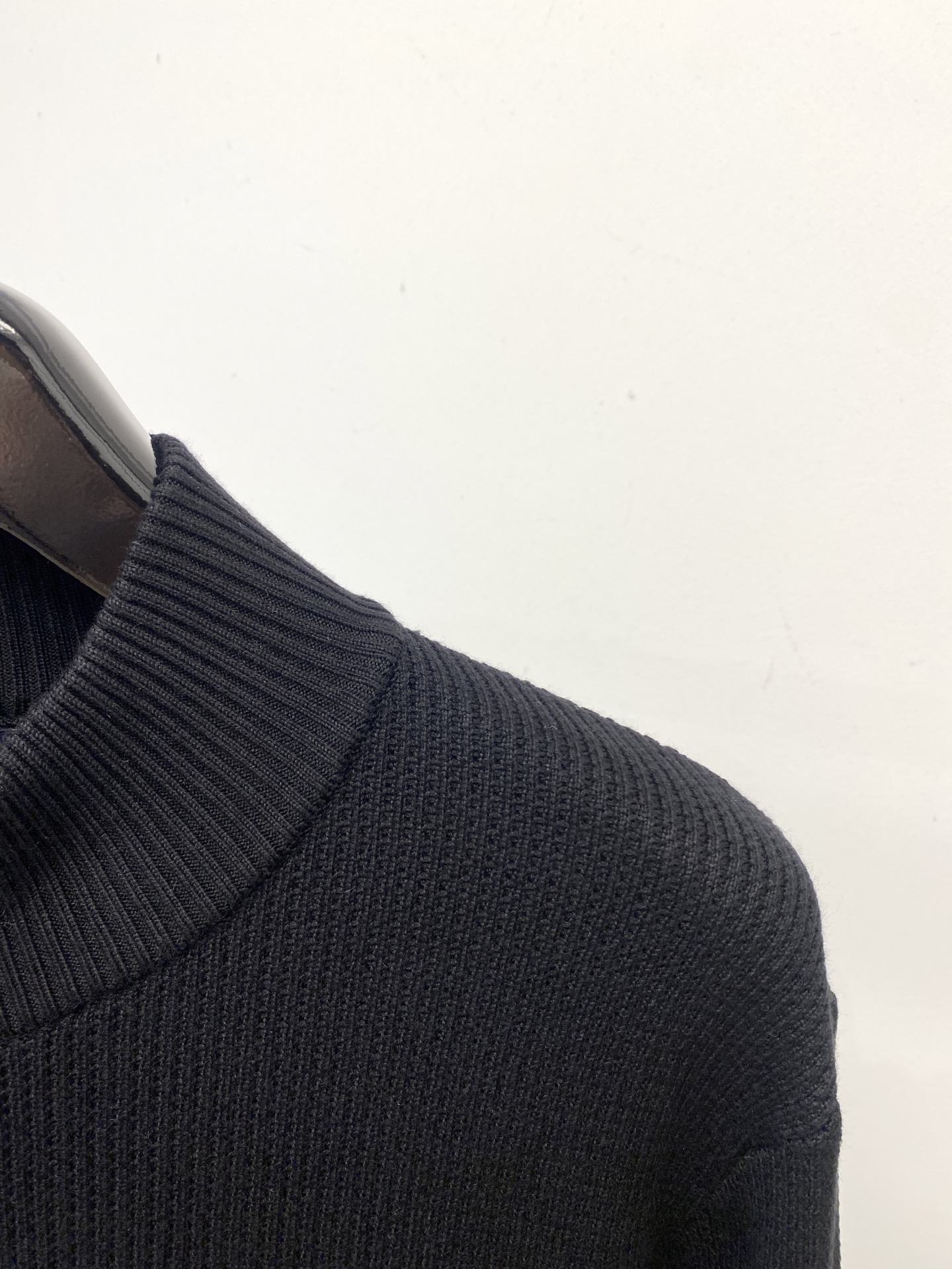 路易威登、2025新品羊毛外套 具有手感细腻柔软，可直接与肌肤接触，让暖心的纱线变化出细腻的质感，顶级工