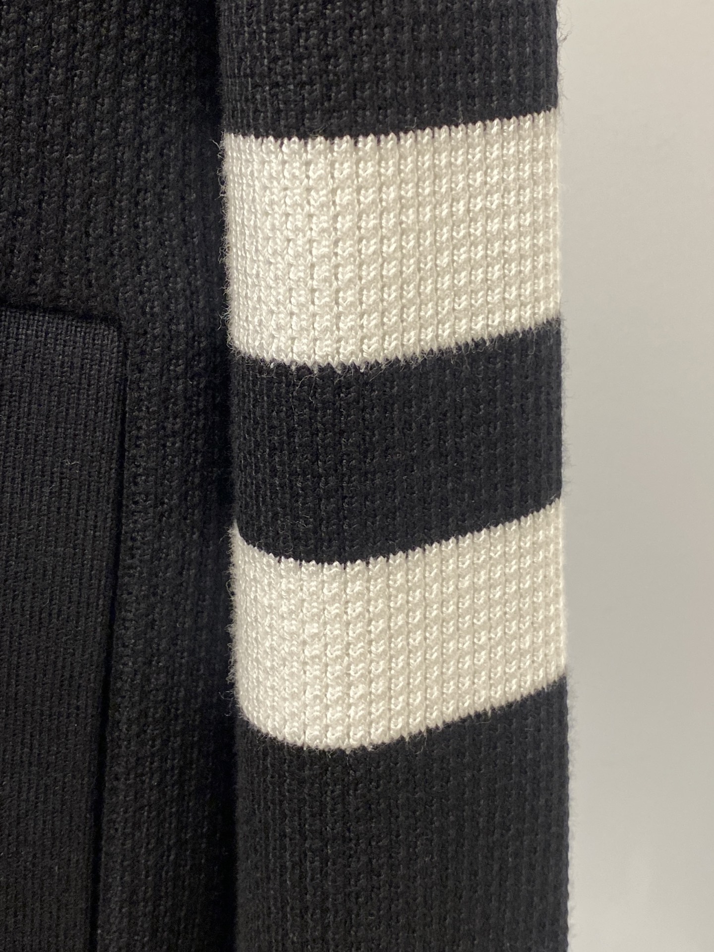 路易威登、2025新品羊毛外套 具有手感细腻柔软，可直接与肌肤接触，让暖心的纱线变化出细腻的质感，顶级工