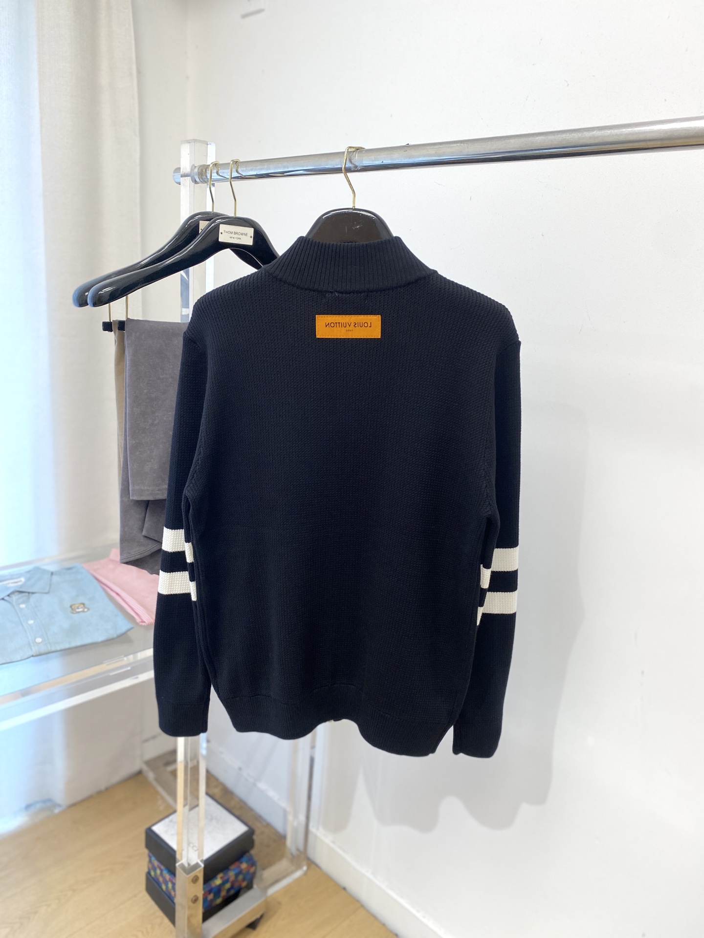 路易威登、2025新品羊毛外套 具有手感细腻柔软，可直接与肌肤接触，让暖心的纱线变化出细腻的质感，顶级工