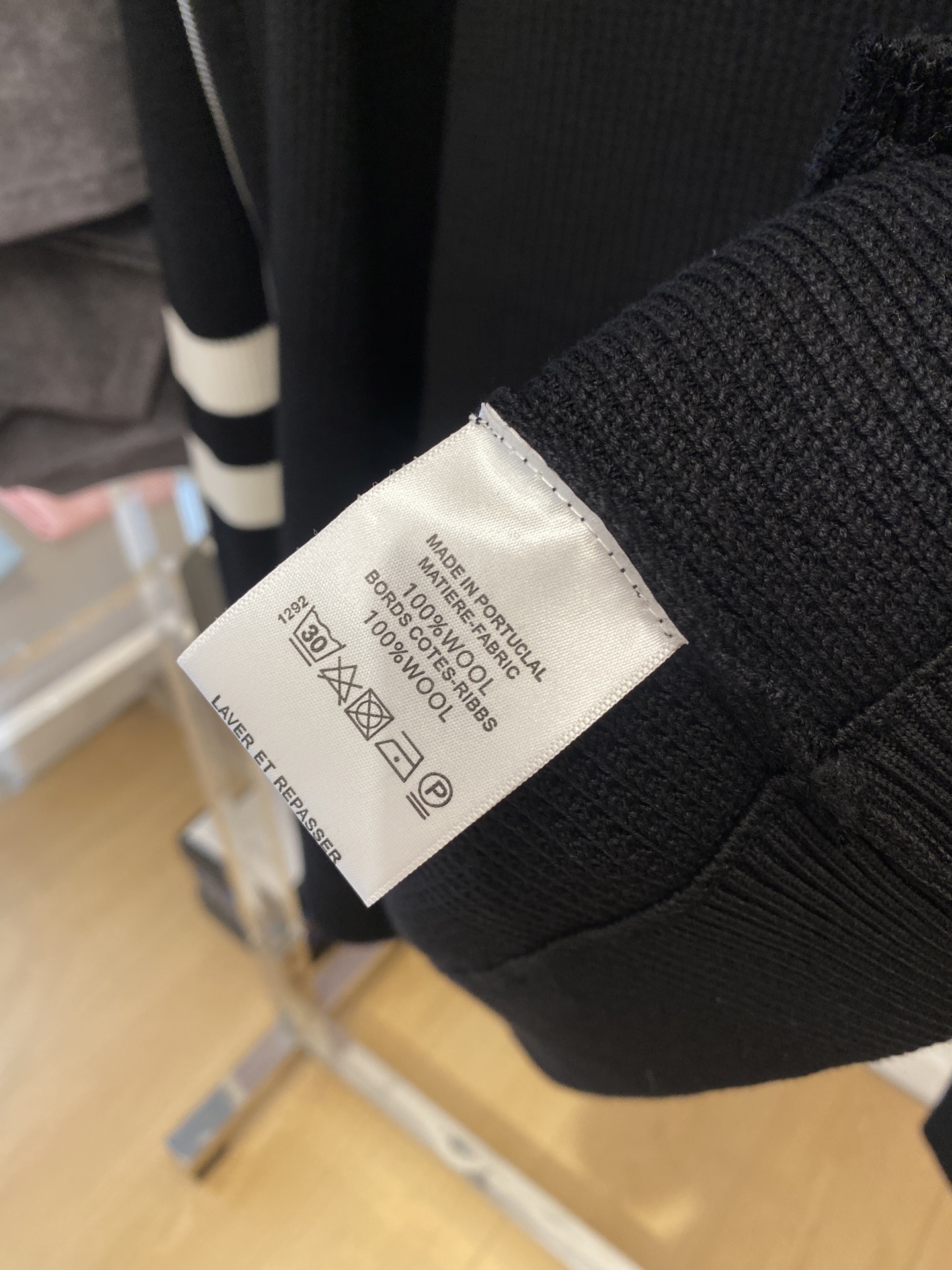 路易威登、2025新品羊毛外套 具有手感细腻柔软，可直接与肌肤接触，让暖心的纱线变化出细腻的质感，顶级工