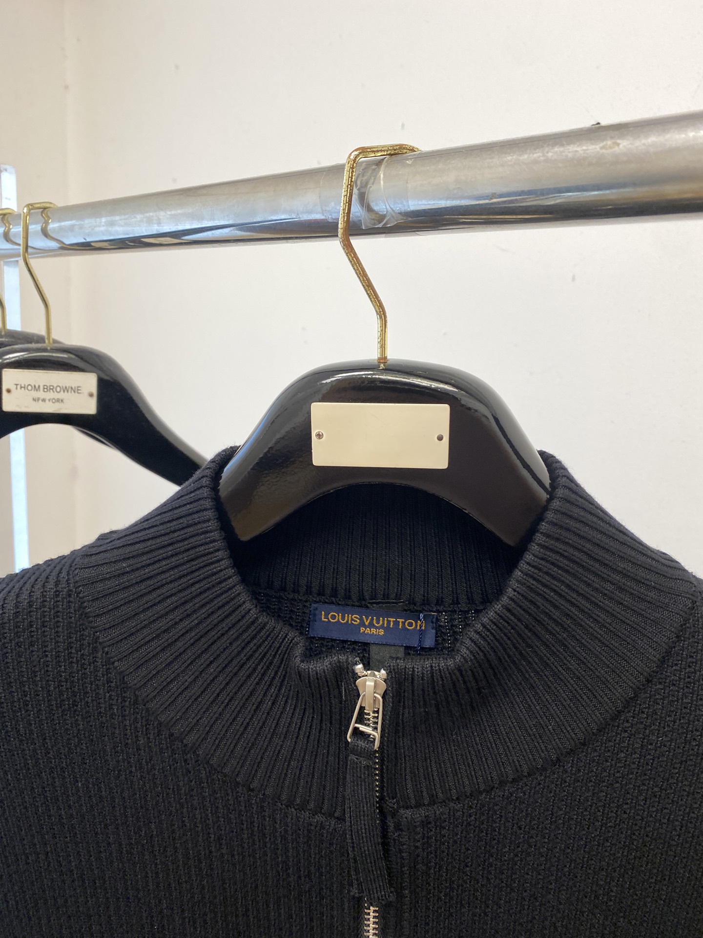 路易威登、2025新品羊毛外套 具有手感细腻柔软，可直接与肌肤接触，让暖心的纱线变化出细腻的质感，顶级工