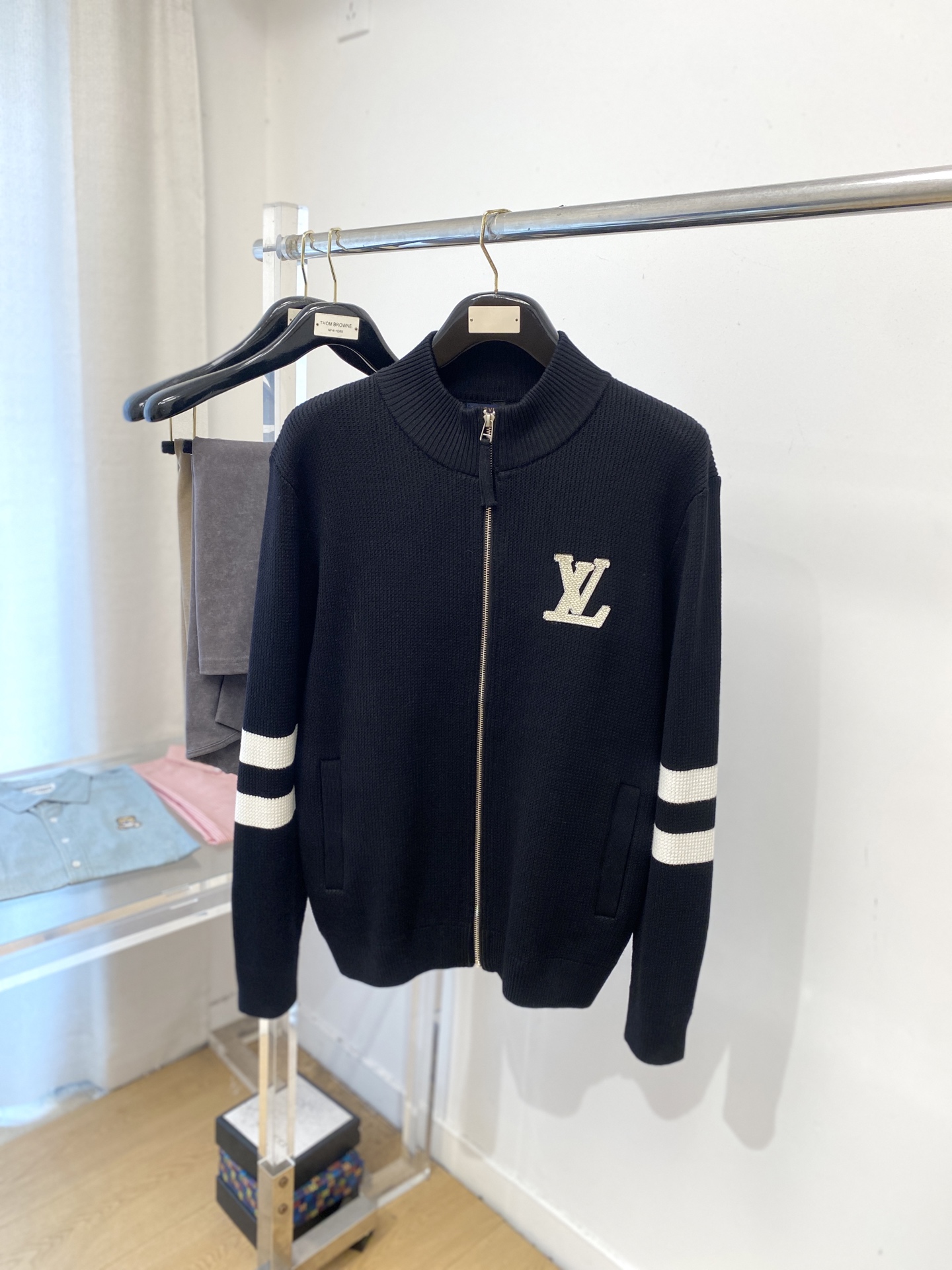 NO:567659,Louis Vuitton, 2025 new wool jacket has a delicate and soft feel, which can be directly contacted with the skin, allowing the warm yarn to change into a delicate texture. The top-notch craftsmanship is very distinctive and colorful, and the style is simple, elegant and exquisite. The three-dimensional tailoring design makes the entire sweater upper body full of youthful vitality and vitality. It is recommended to be a must-have for autumn and winter. Sizes M-3XL, Louis Vuitton, jackets & coats, sweaters, alexander wang19860909路易威登、2025新品羊毛外套 具有手感细腻柔软,可直接与肌肤接触,让暖心的纱线变化出细腻的质感,顶级工艺极具特色出彩,款式简约大方精美 立体剪裁的版型设计,让整款毛衣上身尽显青春活力和朝气,推荐款秋冬季穿搭必备.尺码M-3XL,,louis vuitton,jackets & coats,sweaters,alexander wang,Men's clothing