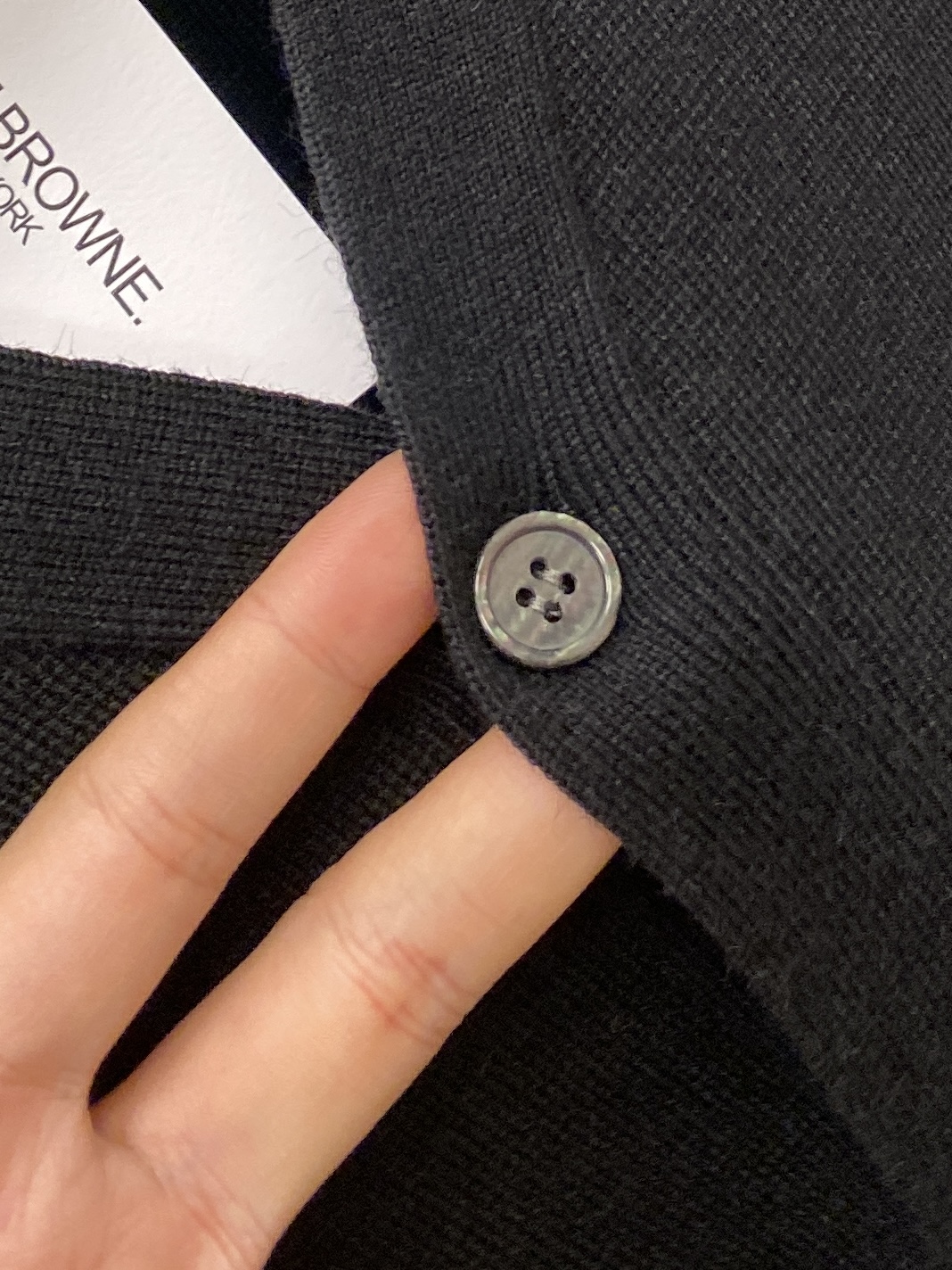 TB、2025新品开衫羊毛衣 具有手感细腻柔软，可直接与肌肤接触，让暖心的纱线变化出细腻的质感，顶级工艺