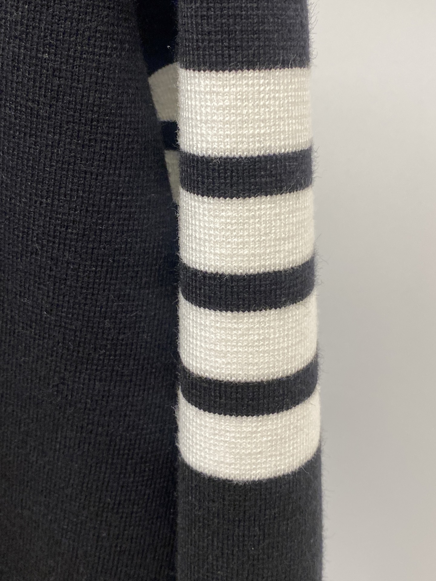 TB、2025新品开衫羊毛衣 具有手感细腻柔软，可直接与肌肤接触，让暖心的纱线变化出细腻的质感，顶级工艺