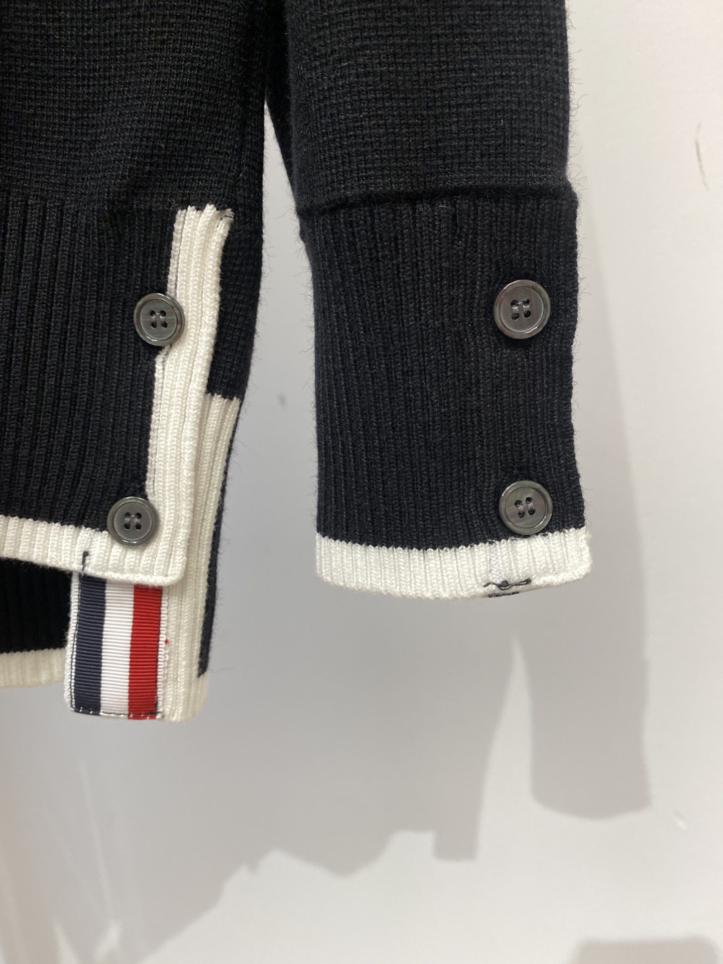 TB、2025新品开衫羊毛衣 具有手感细腻柔软，可直接与肌肤接触，让暖心的纱线变化出细腻的质感，顶级工艺