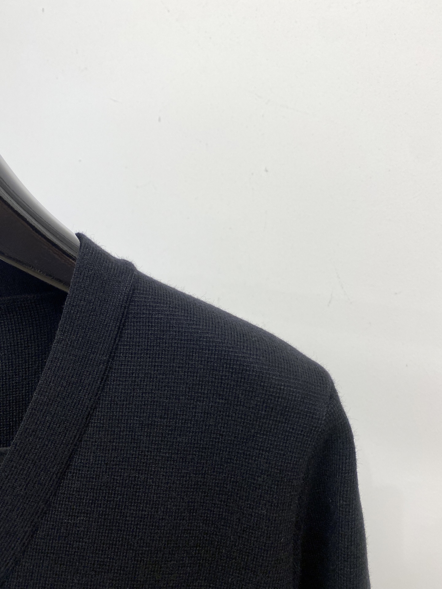 TB、2025新品开衫羊毛衣 具有手感细腻柔软，可直接与肌肤接触，让暖心的纱线变化出细腻的质感，顶级工艺