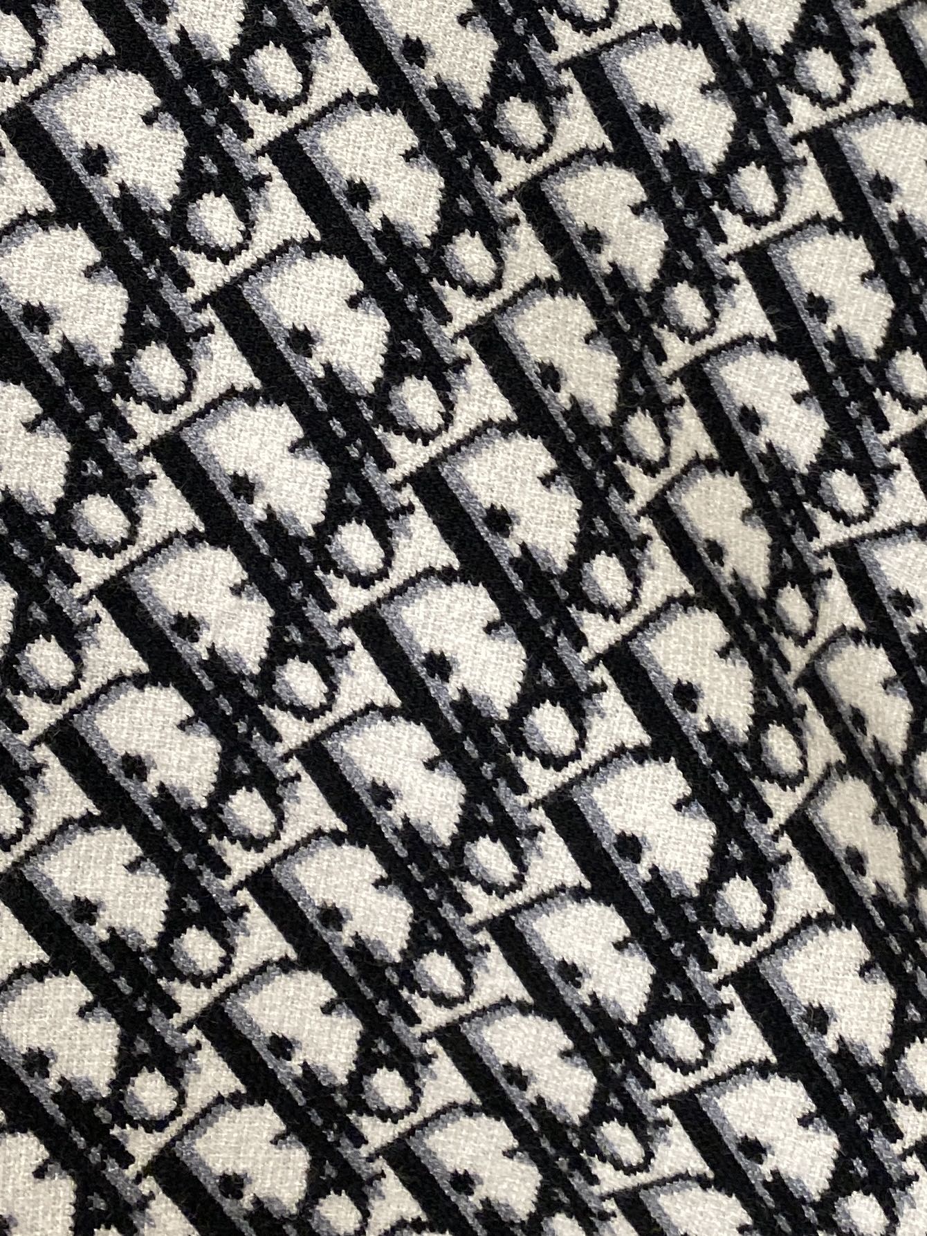 迪奥、2025新品羊毛衣 具有手感细腻柔软，可直接与肌肤接触，让暖心的纱线变化出细腻的质感，顶级工艺极具