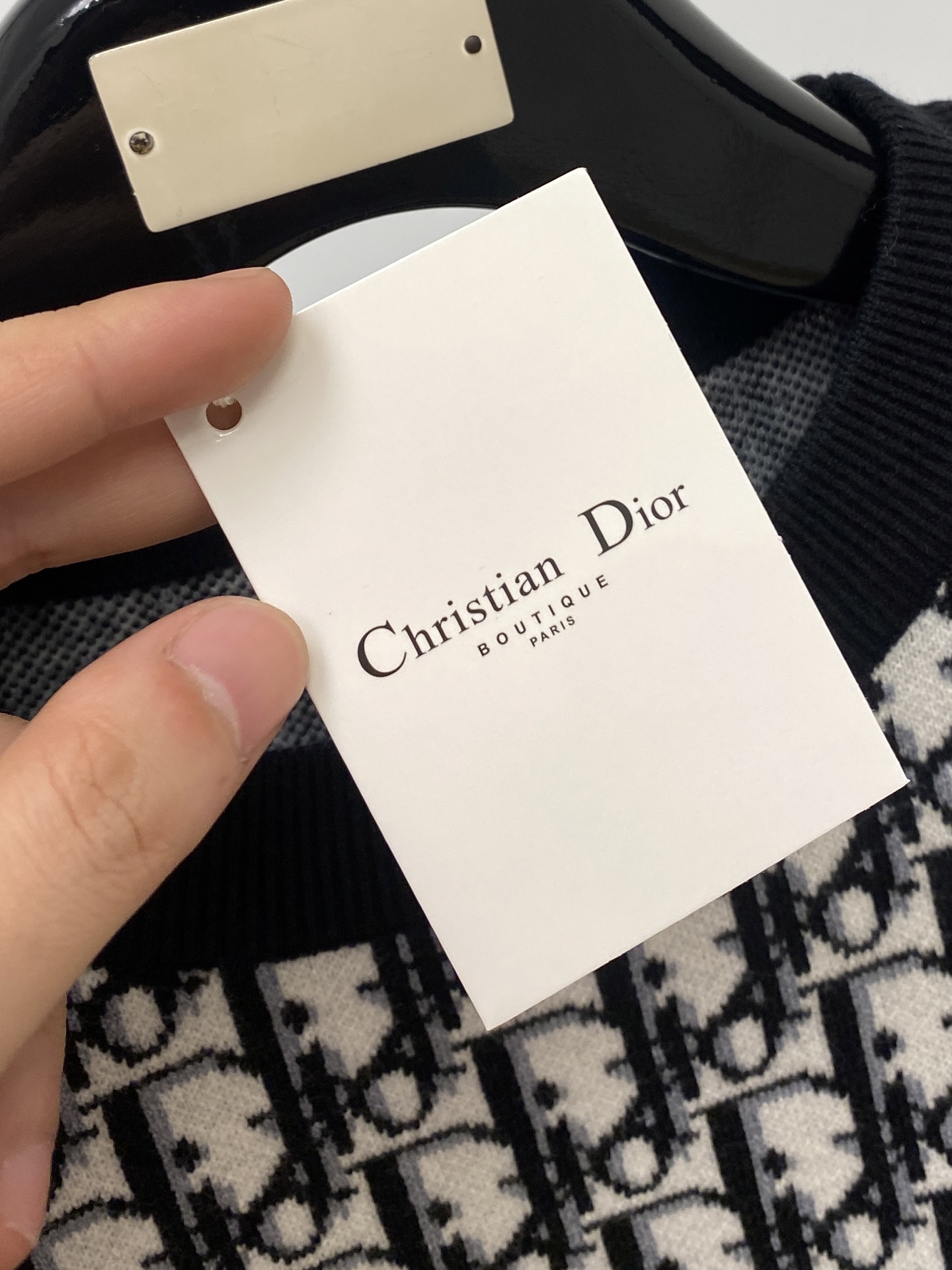 迪奥、2025新品羊毛衣 具有手感细腻柔软，可直接与肌肤接触，让暖心的纱线变化出细腻的质感，顶级工艺极具