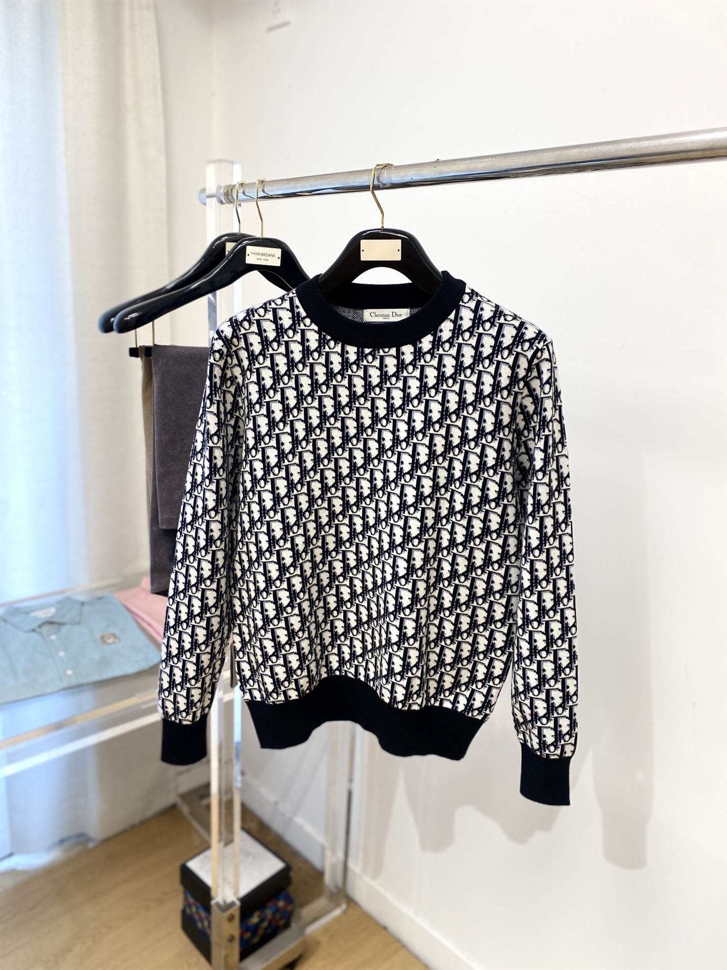 NO:567665,Dior, 2025 new wool sweater has a delicate and soft feel, which can be directly in contact with the skin, allowing the warm yarn to change into a delicate texture. The top-notch craftsmanship is very distinctive and colorful, and the style is simple, elegant and exquisite. The three-dimensional tailoring design makes the entire sweater upper body full of youthful vitality and vitality. It is recommended to be a must-have for autumn and winter. Sizes M-3XL, dior, sweaters, alexander wang19860909迪奥、2025新品羊毛衣 具有手感细腻柔软,可直接与肌肤接触,让暖心的纱线变化出细腻的质感,顶级工艺极具特色出彩,款式简约大方精美 立体剪裁的版型设计,让整款毛衣上身尽显青春活力和朝气,推荐款秋冬季穿搭必备.尺码M-3XL,,dior,sweaters,alexander wang,Men's clothing