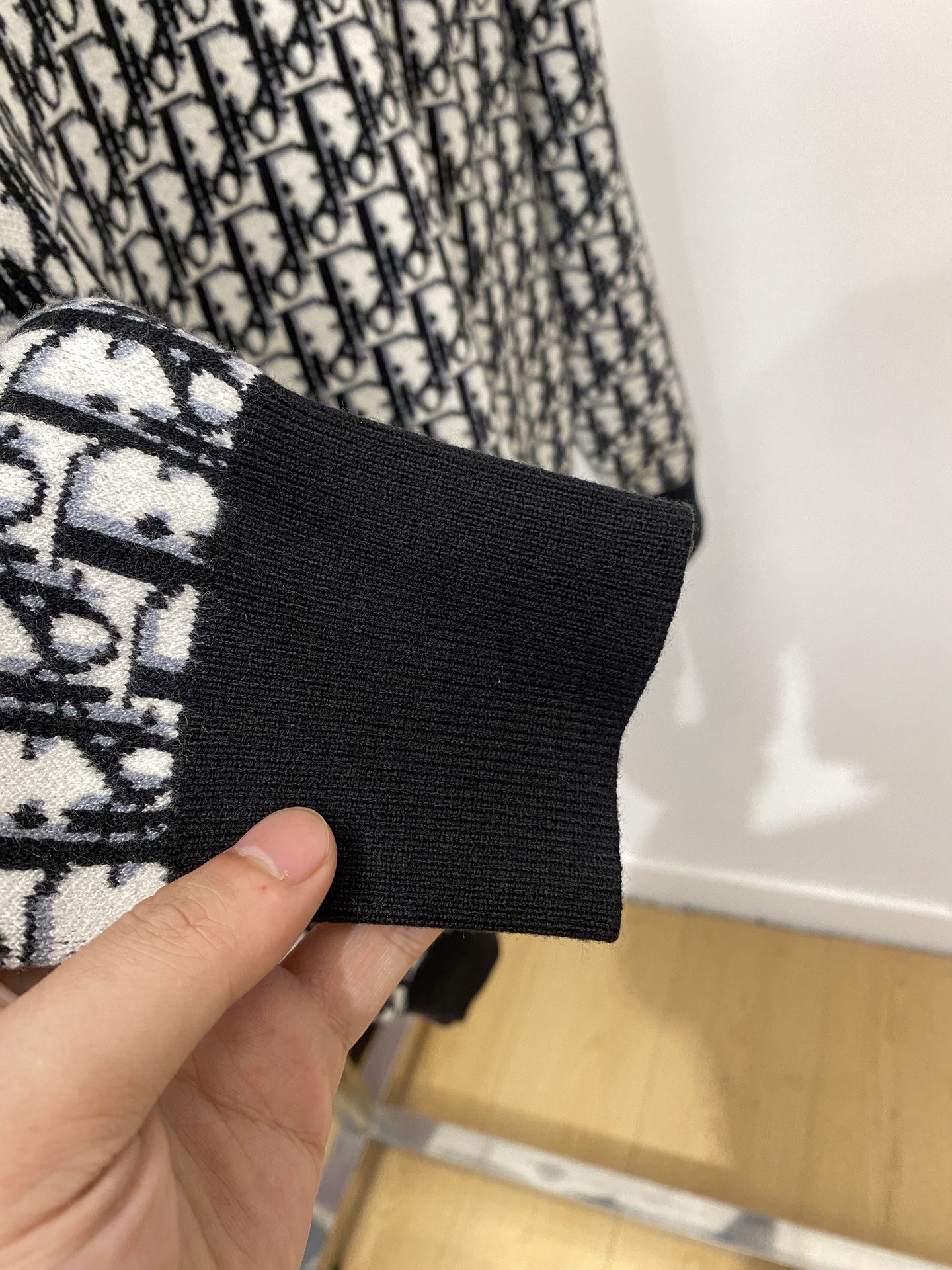 迪奥、2025新品羊毛衣 具有手感细腻柔软，可直接与肌肤接触，让暖心的纱线变化出细腻的质感，顶级工艺极具