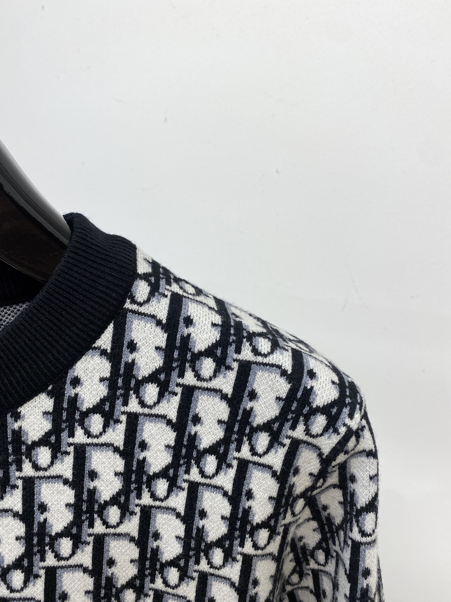 迪奥、2025新品羊毛衣 具有手感细腻柔软，可直接与肌肤接触，让暖心的纱线变化出细腻的质感，顶级工艺极具