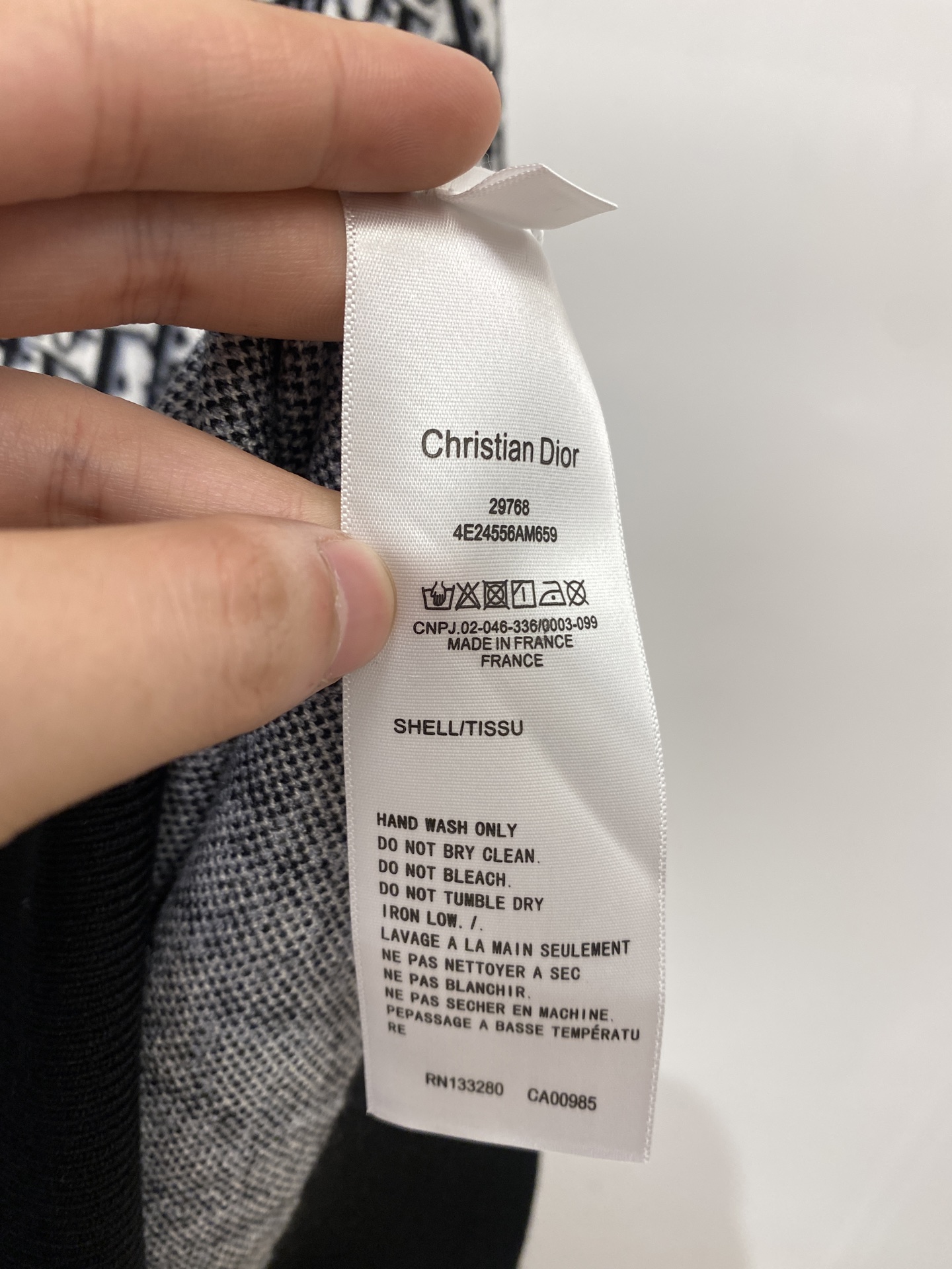 迪奥、2025新品羊毛衣 具有手感细腻柔软，可直接与肌肤接触，让暖心的纱线变化出细腻的质感，顶级工艺极具