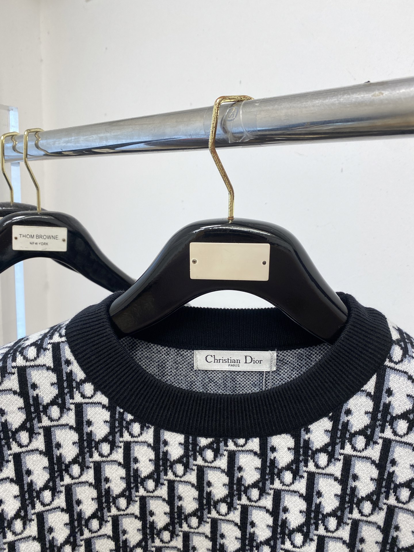 迪奥、2025新品羊毛衣 具有手感细腻柔软，可直接与肌肤接触，让暖心的纱线变化出细腻的质感，顶级工艺极具