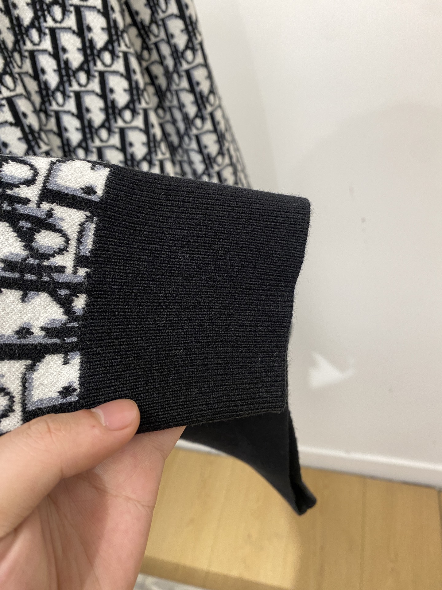 迪奥、2025新品羊毛衣 具有手感细腻柔软，可直接与肌肤接触，让暖心的纱线变化出细腻的质感，顶级工艺极具