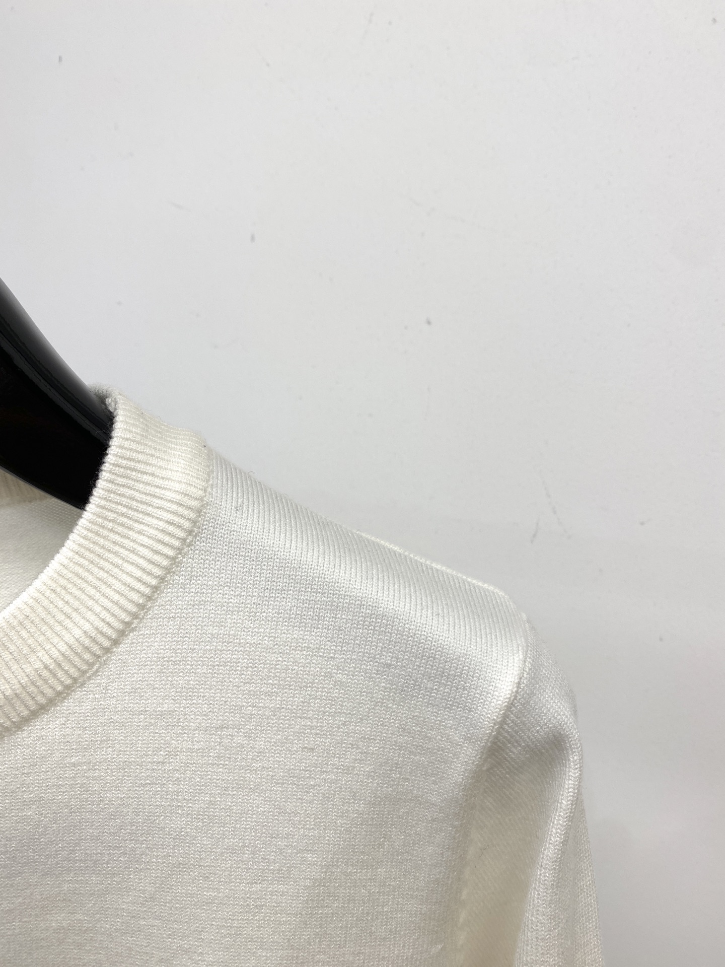 TB、2025新品羊毛衣 具有手感细腻柔软，可直接与肌肤接触，让暖心的纱线变化出细腻的质感，顶级工艺极具