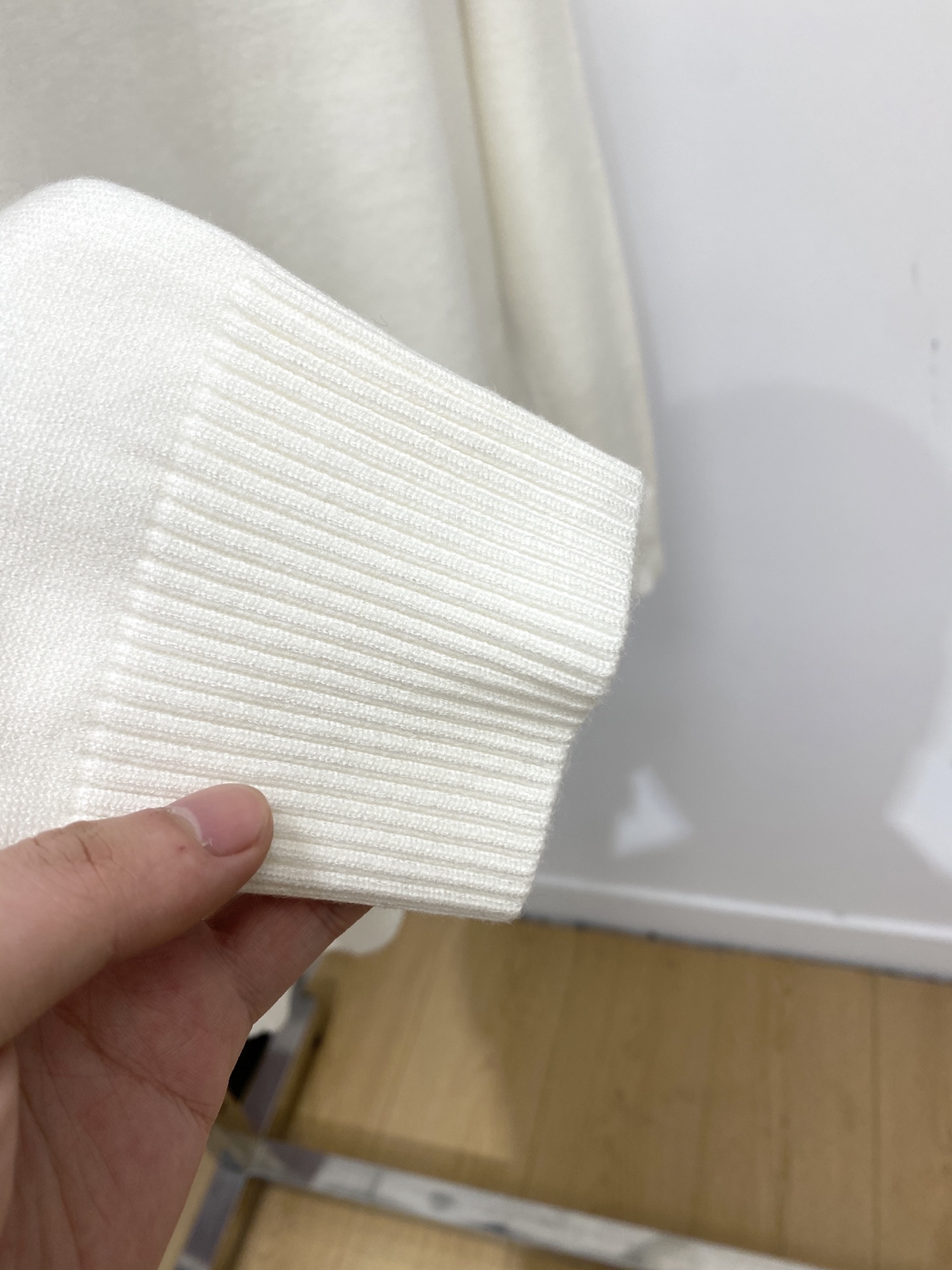 TB、2025新品羊毛衣 具有手感细腻柔软，可直接与肌肤接触，让暖心的纱线变化出细腻的质感，顶级工艺极具