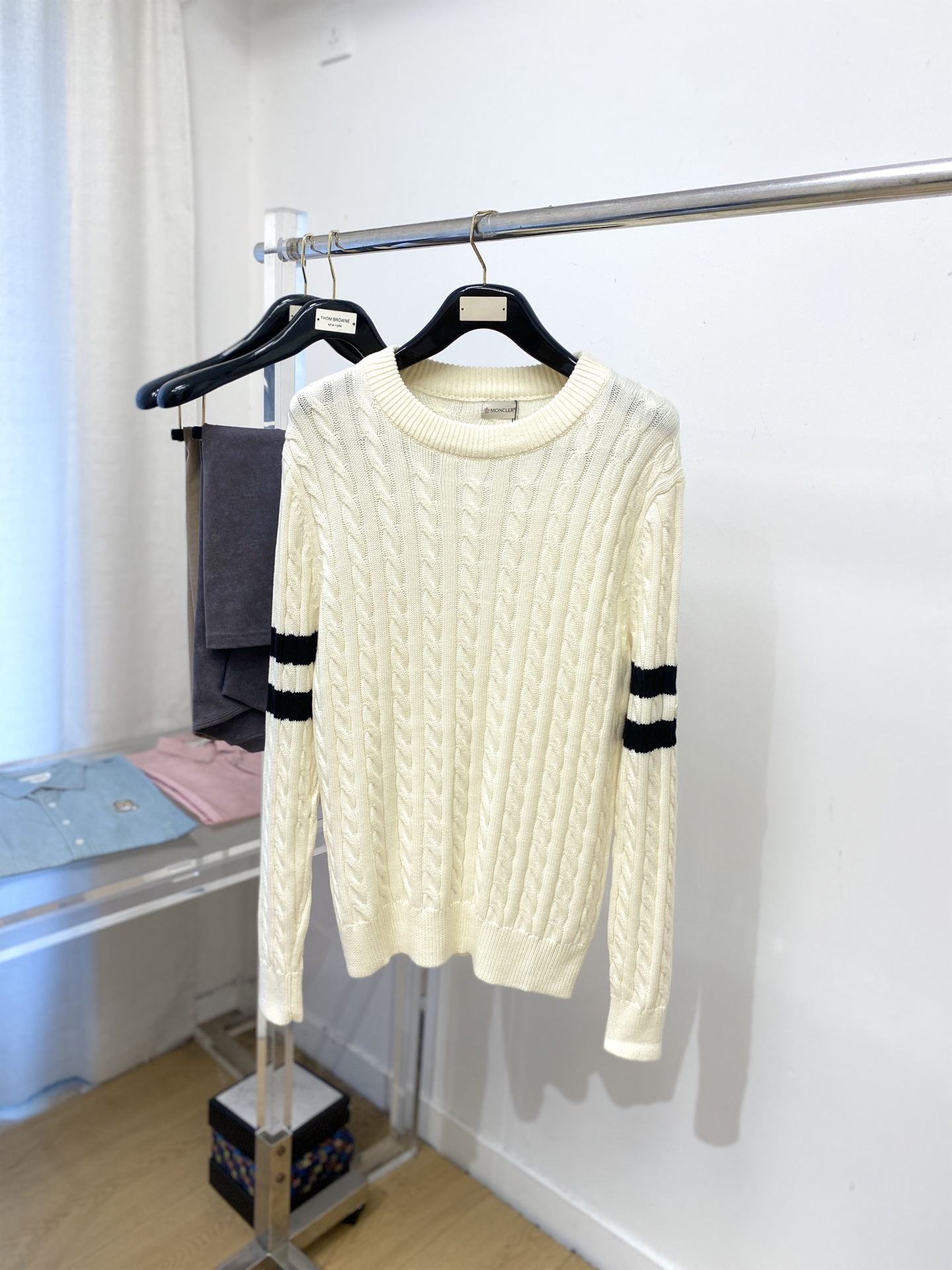 NO:567671,Meng Mouth, 2025 new wool sweater has a delicate and soft feel, which can be directly in contact with the skin, allowing the warm yarn to change into a delicate texture. The top-notch craftsmanship is very distinctive and colorful, and the style is simple, elegant and exquisite. The three-dimensional tailoring design makes the entire sweater upper body full of youthful vitality and vitality. It is recommended to be a must-have for autumn and winter. Sizes M-3XL, Moncler, sweaters, alexander wang19860909蒙口、2025新品羊毛衣 具有手感细腻柔软,可直接与肌肤接触,让暖心的纱线变化出细腻的质感,顶级工艺极具特色出彩,款式简约大方精美 立体剪裁的版型设计,让整款毛衣上身尽显青春活力和朝气,推荐款秋冬季穿搭必备.尺码M-3XL,,Moncler,sweaters,alexander wang,Men's clothing