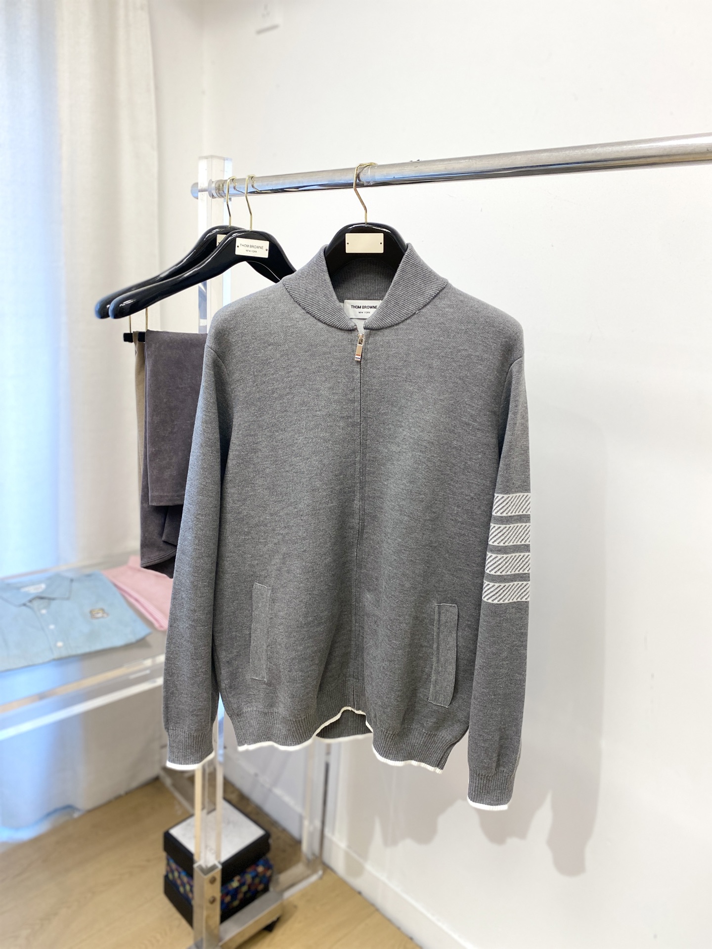 NO:567675,TB, 2025 new wool jacket has a delicate and soft feel, which can be directly contacted with the skin, allowing the warm yarn to change into a delicate texture. The top-notch craftsmanship is very distinctive and colorful, and the style is simple, elegant and exquisite. The three-dimensional tailoring design makes the entire sweater upper body full of youthful vitality and vitality. It is recommended to be a must-have for autumn and winter. Sizes M-3XL, jackets & coats, sweaters, alexander wang19860909TB、2025新品羊毛外套 具有手感细腻柔软,可直接与肌肤接触,让暖心的纱线变化出细腻的质感,顶级工艺极具特色出彩,款式简约大方精美 立体剪裁的版型设计,让整款毛衣上身尽显青春活力和朝气,推荐款秋冬季穿搭必备.尺码M-3XL,,jackets & coats,sweaters,alexander wang,Men's clothing