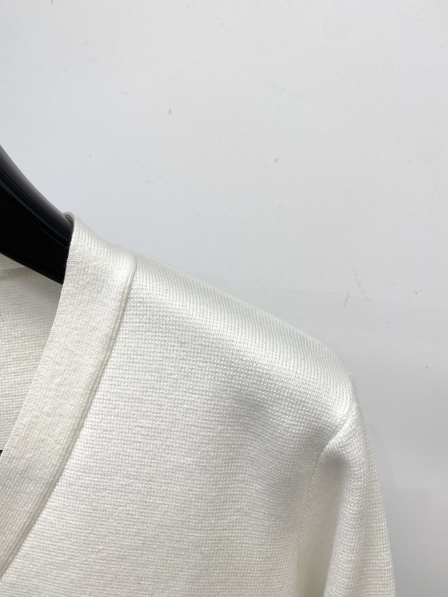 TB、2025新品开衫羊毛衣 具有手感细腻柔软，可直接与肌肤接触，让暖心的纱线变化出细腻的质感，顶级工艺