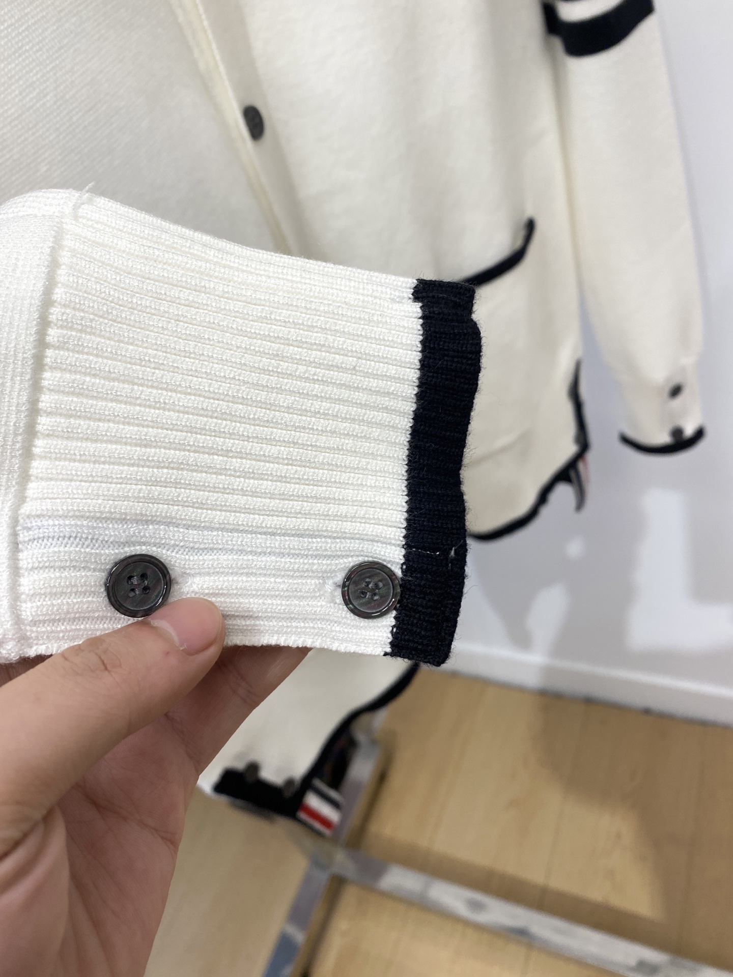 TB、2025新品开衫羊毛衣 具有手感细腻柔软，可直接与肌肤接触，让暖心的纱线变化出细腻的质感，顶级工艺