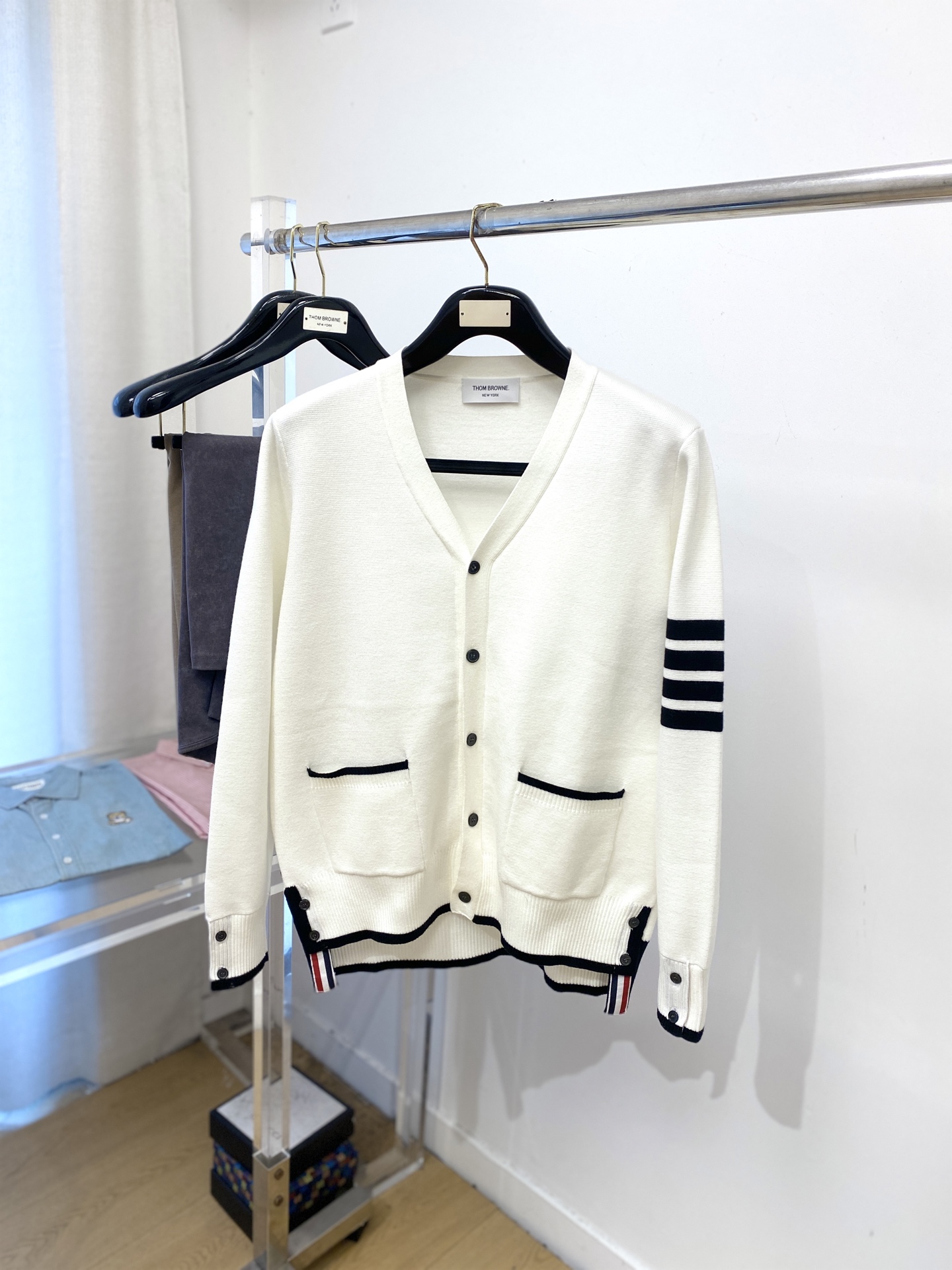 NO:567662,TB, 2025 new cardigan woolen sweater has a delicate and soft feel, which can be directly contacted with the skin, allowing the warm yarn to change into a delicate texture. The top-notch craftsmanship is very distinctive and colorful, and the style is simple, elegant and exquisite. The three-dimensional tailoring design makes the entire sweater upper body full of youthful vitality and vitality. It is recommended to be a must-have for autumn and winter. Sizes M-3XL, sweaters, alexander wang19860909TB、2025新品开衫羊毛衣 具有手感细腻柔软,可直接与肌肤接触,让暖心的纱线变化出细腻的质感,顶级工艺极具特色出彩,款式简约大方精美 立体剪裁的版型设计,让整款毛衣上身尽显青春活力和朝气,推荐款秋冬季穿搭必备.尺码M-3XL,,sweaters,alexander wang,Men's clothing