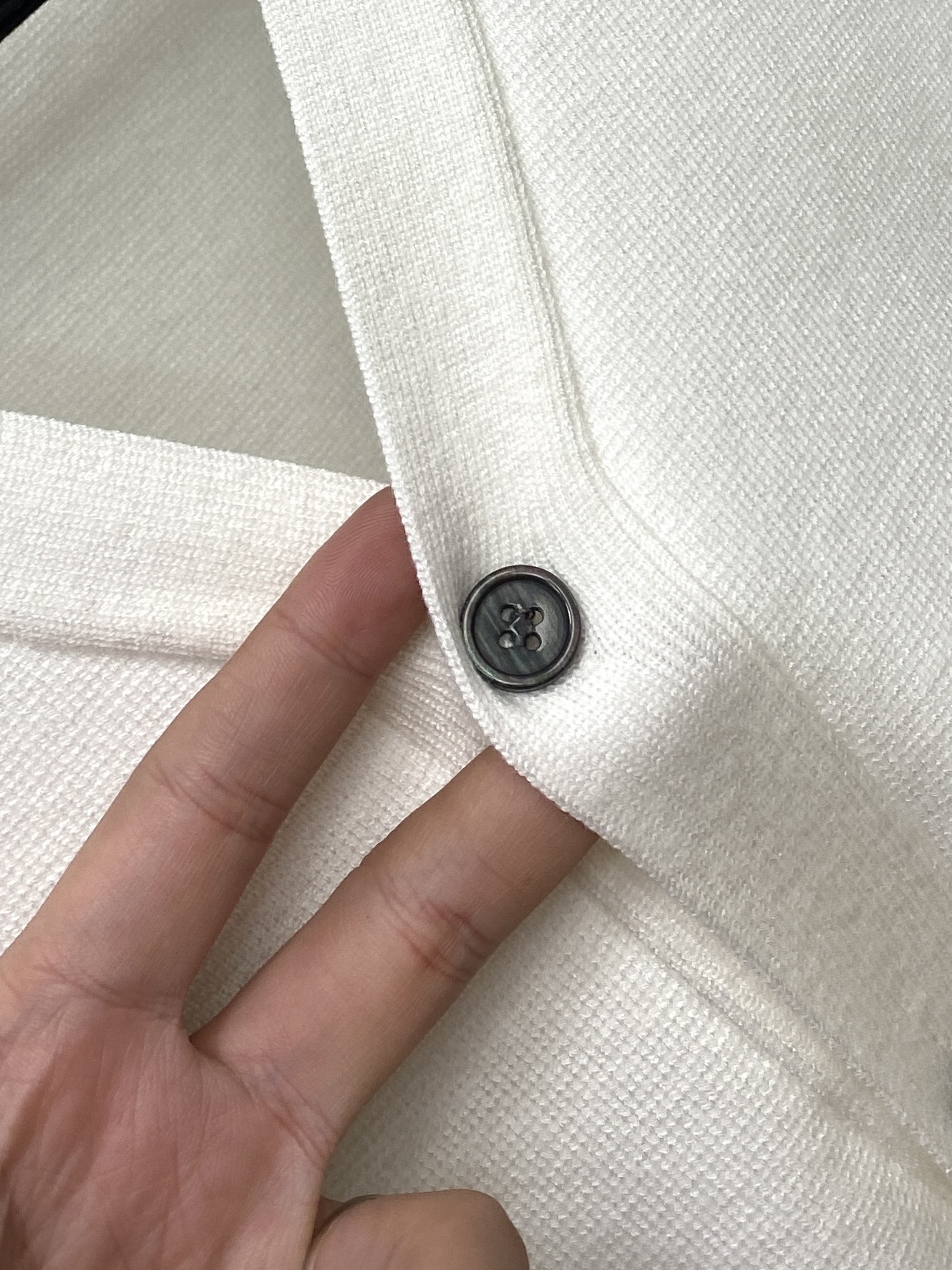 TB、2025新品开衫羊毛衣 具有手感细腻柔软，可直接与肌肤接触，让暖心的纱线变化出细腻的质感，顶级工艺