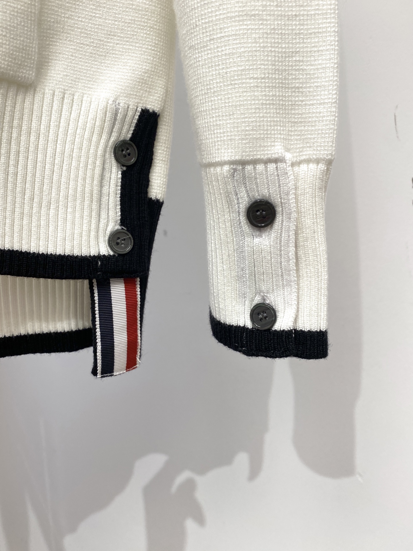 TB、2025新品开衫羊毛衣 具有手感细腻柔软，可直接与肌肤接触，让暖心的纱线变化出细腻的质感，顶级工艺