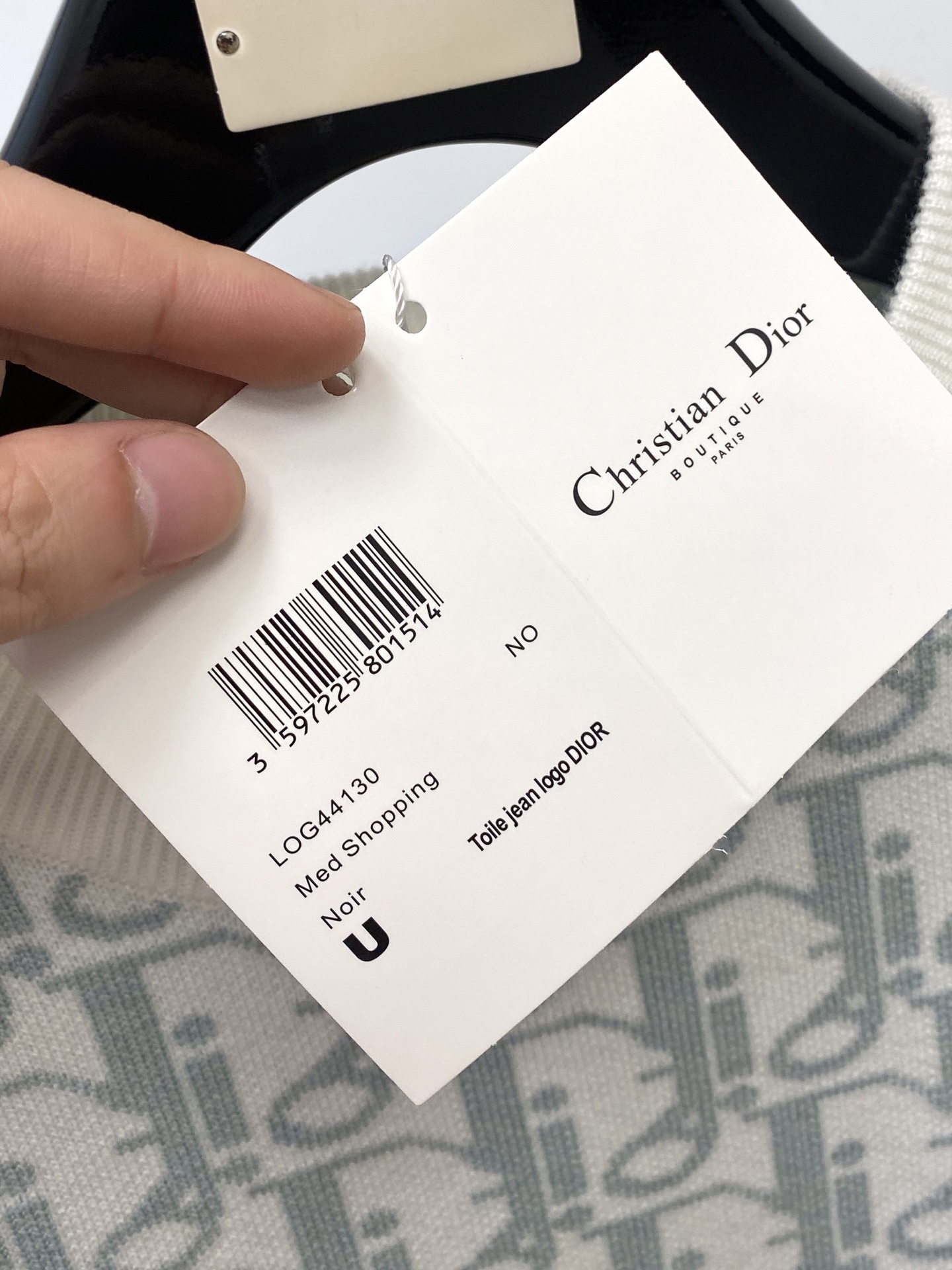 迪奥、2025新品羊毛衣 具有手感细腻柔软，可直接与肌肤接触，让暖心的纱线变化出细腻的质感，顶级工艺极具