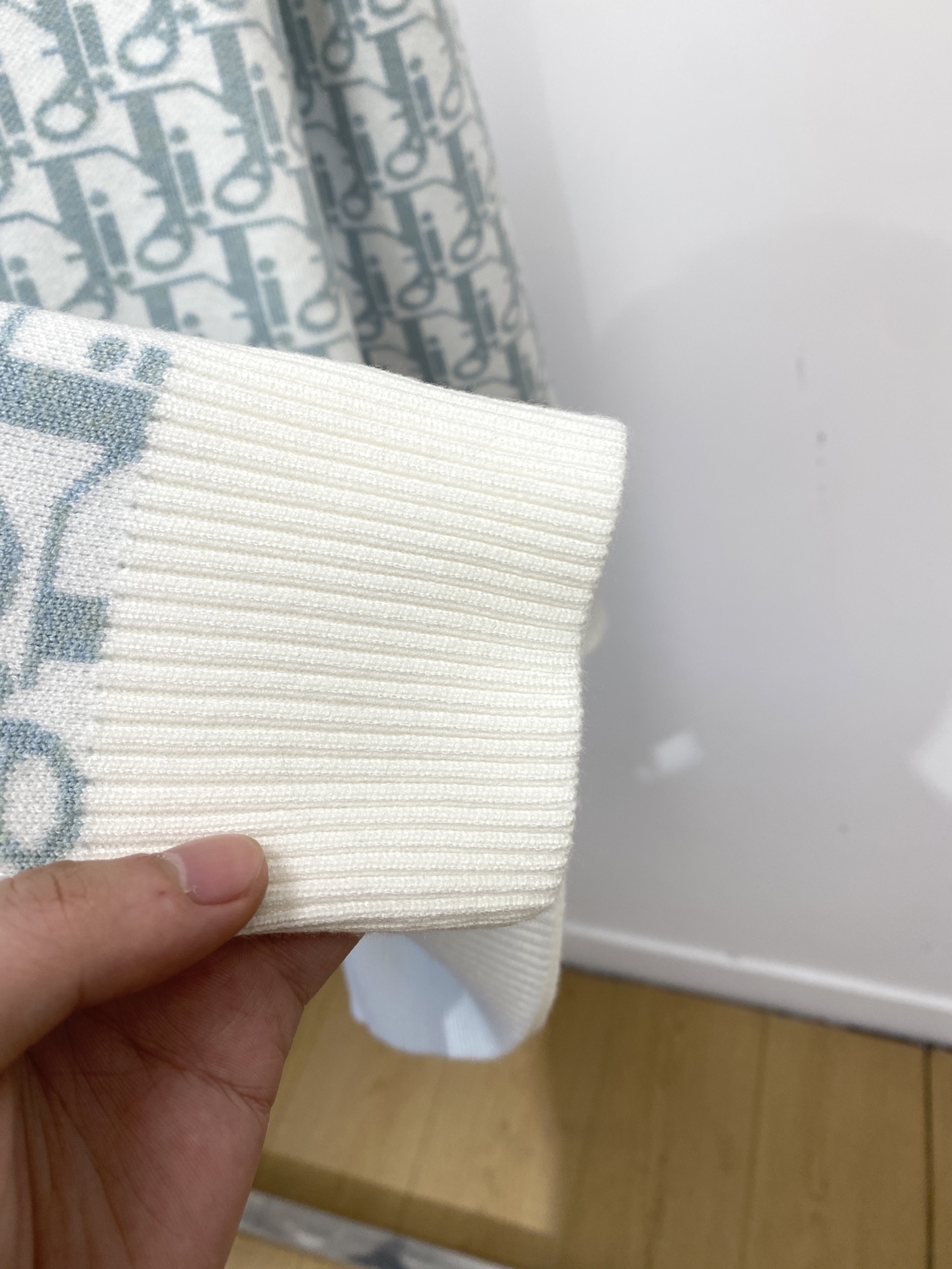 迪奥、2025新品羊毛衣 具有手感细腻柔软，可直接与肌肤接触，让暖心的纱线变化出细腻的质感，顶级工艺极具