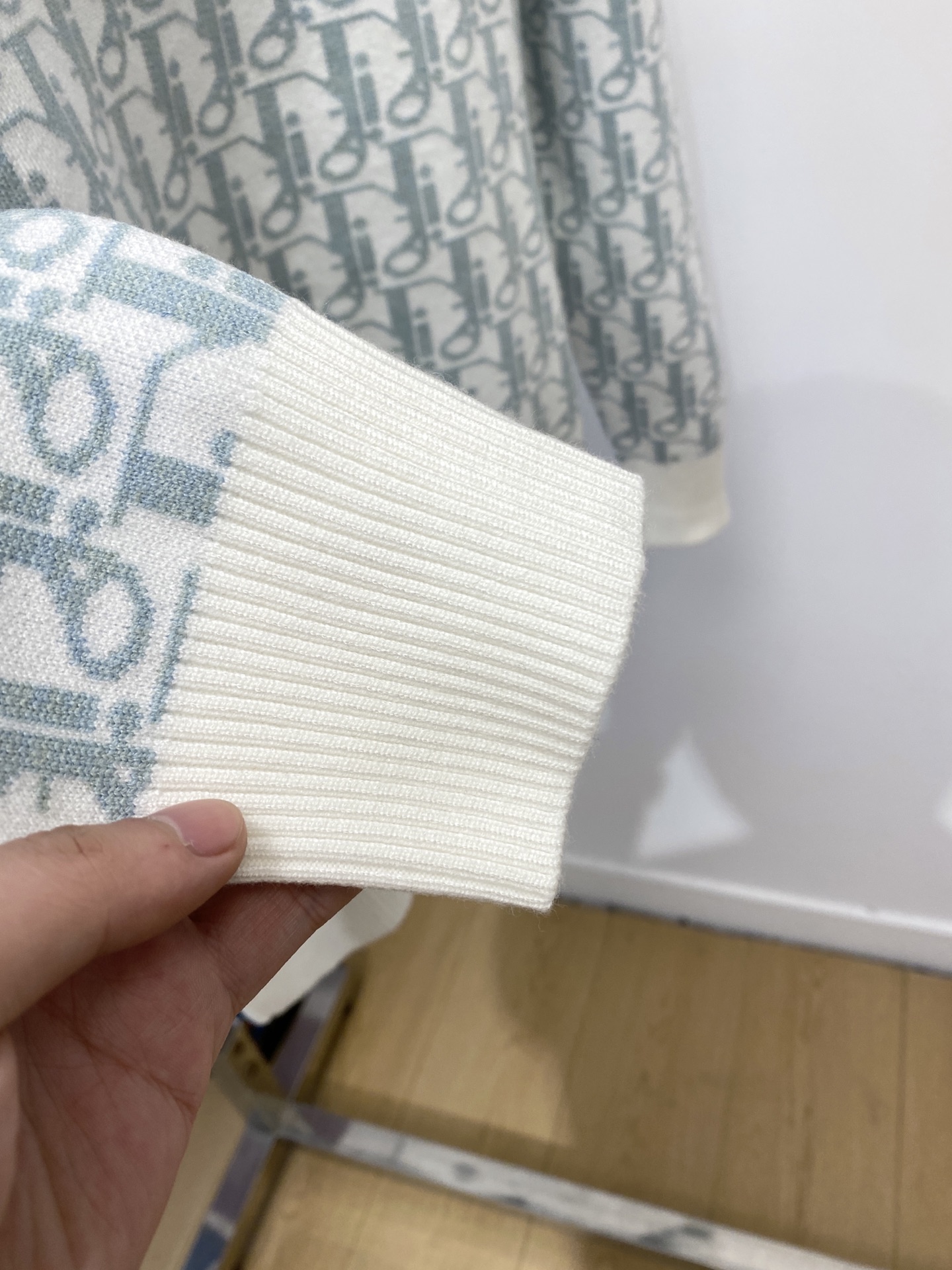 迪奥、2025新品羊毛衣 具有手感细腻柔软，可直接与肌肤接触，让暖心的纱线变化出细腻的质感，顶级工艺极具