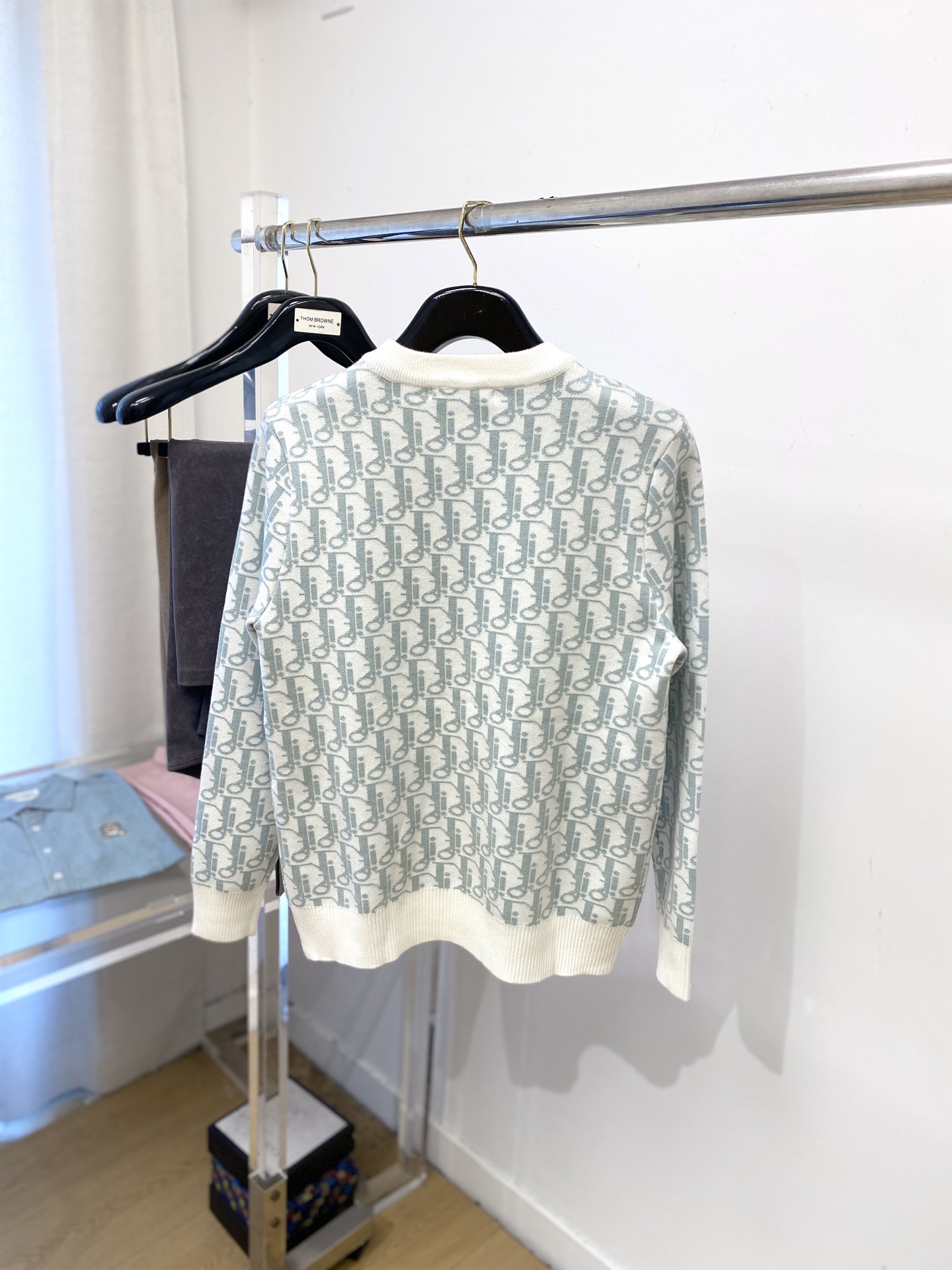 迪奥、2025新品羊毛衣 具有手感细腻柔软，可直接与肌肤接触，让暖心的纱线变化出细腻的质感，顶级工艺极具