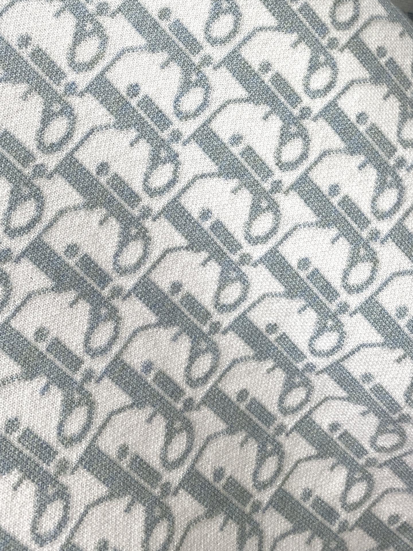 迪奥、2025新品羊毛衣 具有手感细腻柔软，可直接与肌肤接触，让暖心的纱线变化出细腻的质感，顶级工艺极具