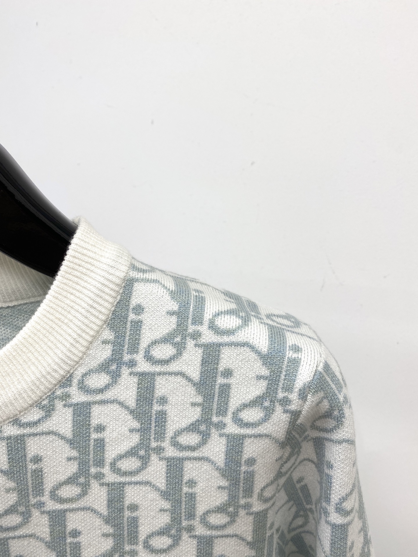 迪奥、2025新品羊毛衣 具有手感细腻柔软，可直接与肌肤接触，让暖心的纱线变化出细腻的质感，顶级工艺极具