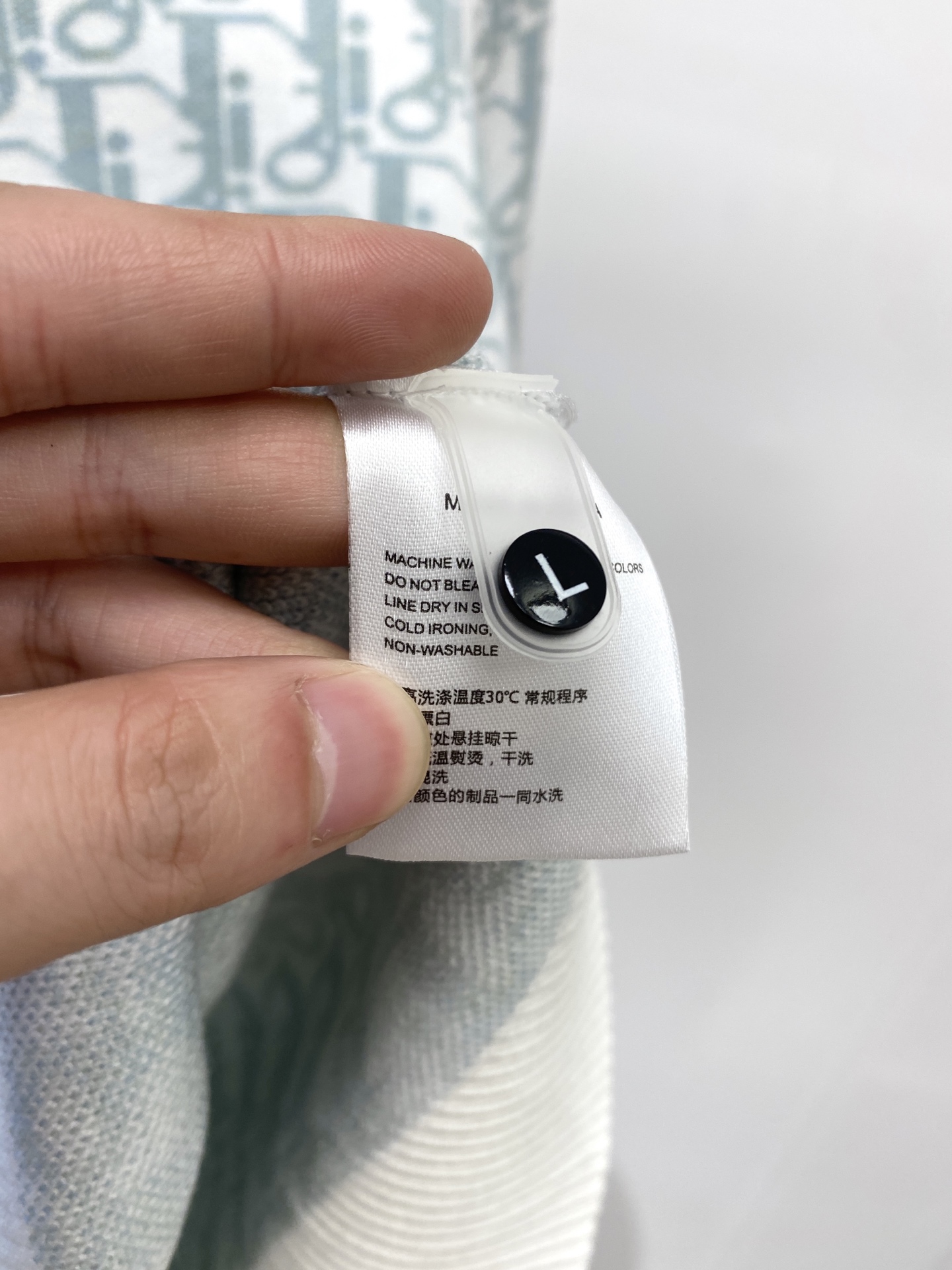 迪奥、2025新品羊毛衣 具有手感细腻柔软，可直接与肌肤接触，让暖心的纱线变化出细腻的质感，顶级工艺极具