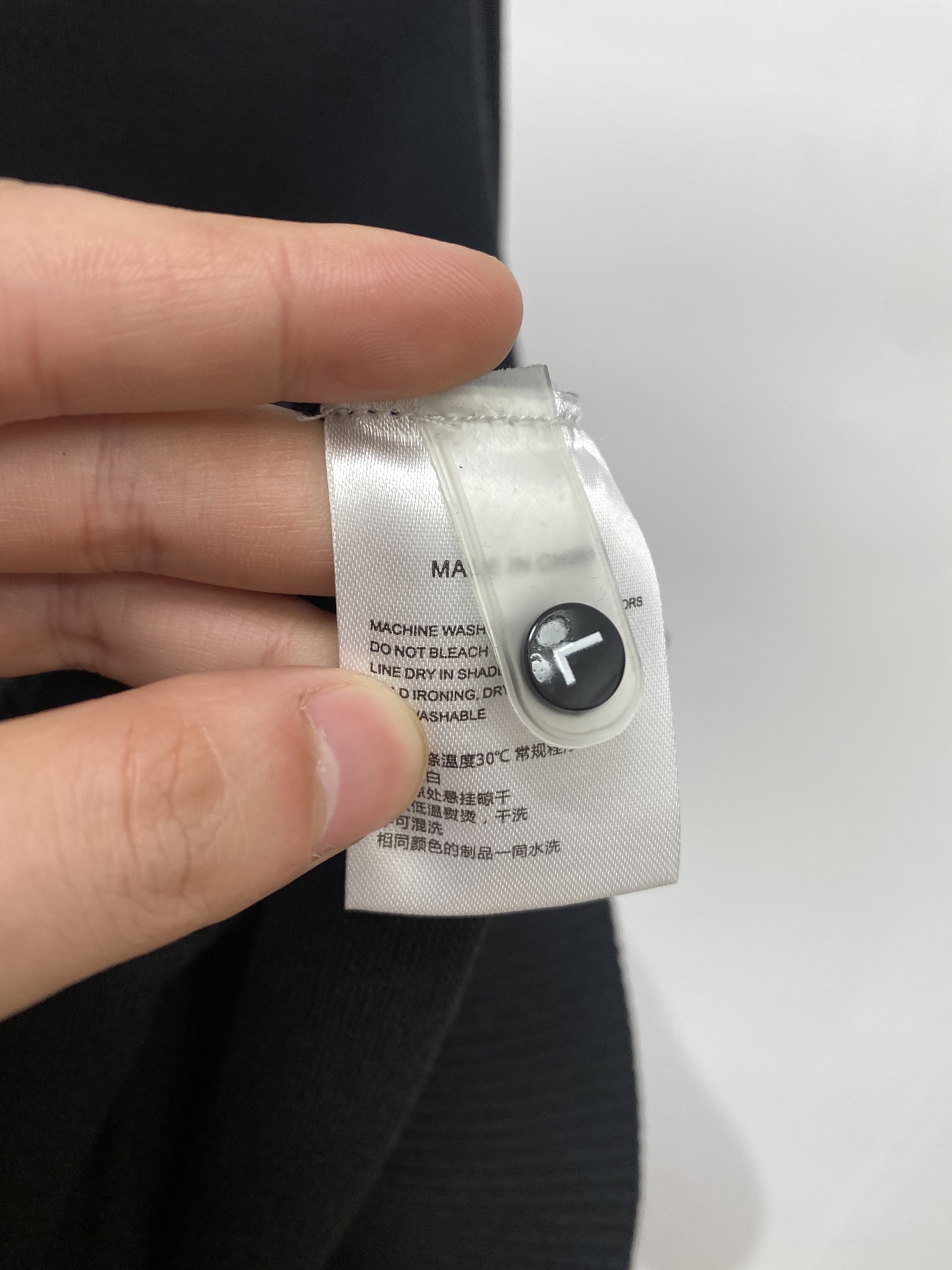 迪奥、2025新品羊毛衣 具有手感细腻柔软，可直接与肌肤接触，让暖心的纱线变化出细腻的质感，顶级工艺极具