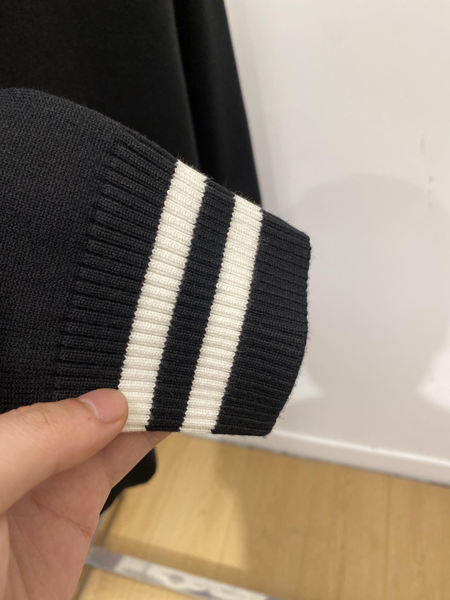 迪奥、2025新品羊毛衣 具有手感细腻柔软，可直接与肌肤接触，让暖心的纱线变化出细腻的质感，顶级工艺极具