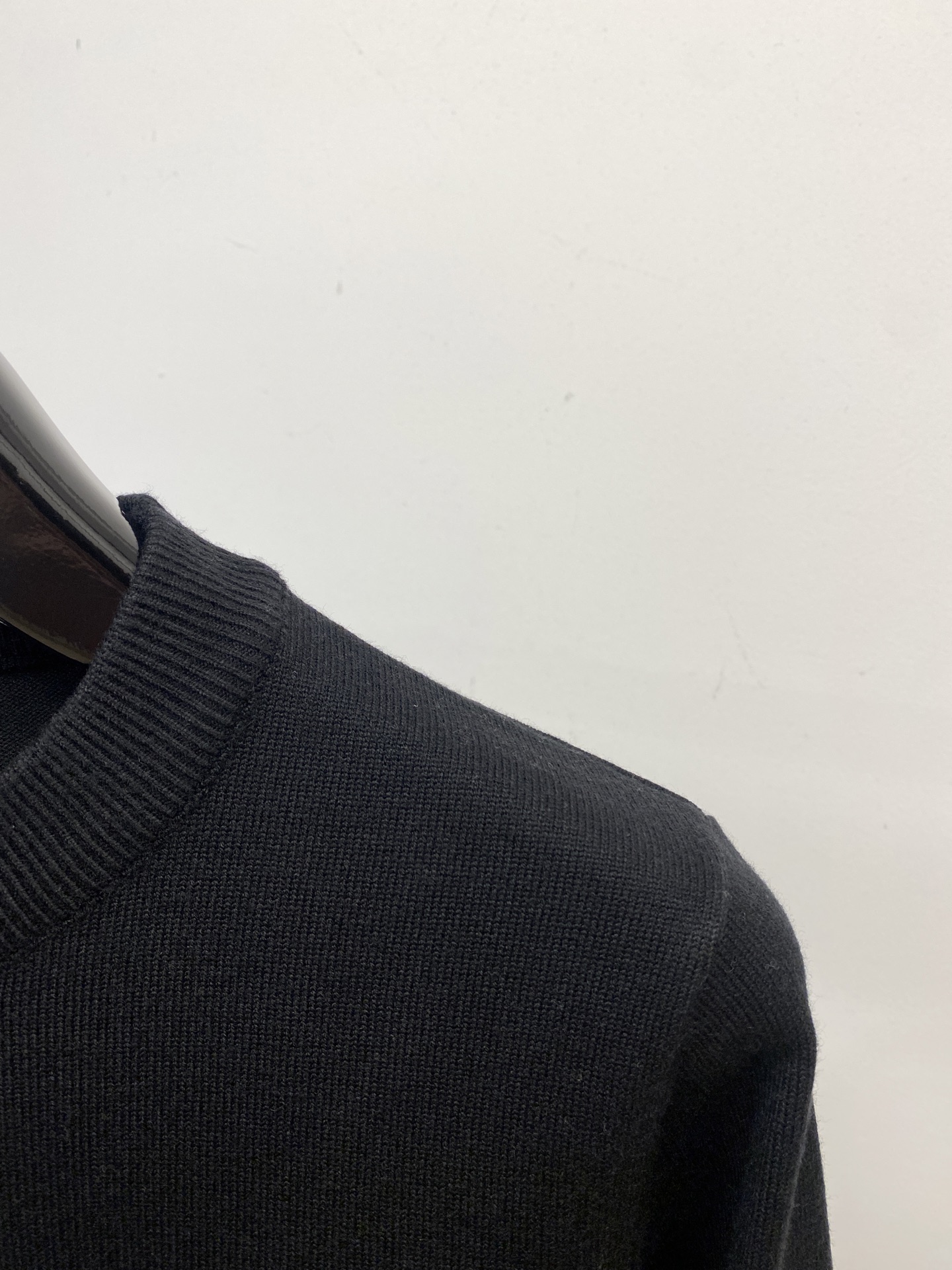 迪奥、2025新品羊毛衣 具有手感细腻柔软，可直接与肌肤接触，让暖心的纱线变化出细腻的质感，顶级工艺极具