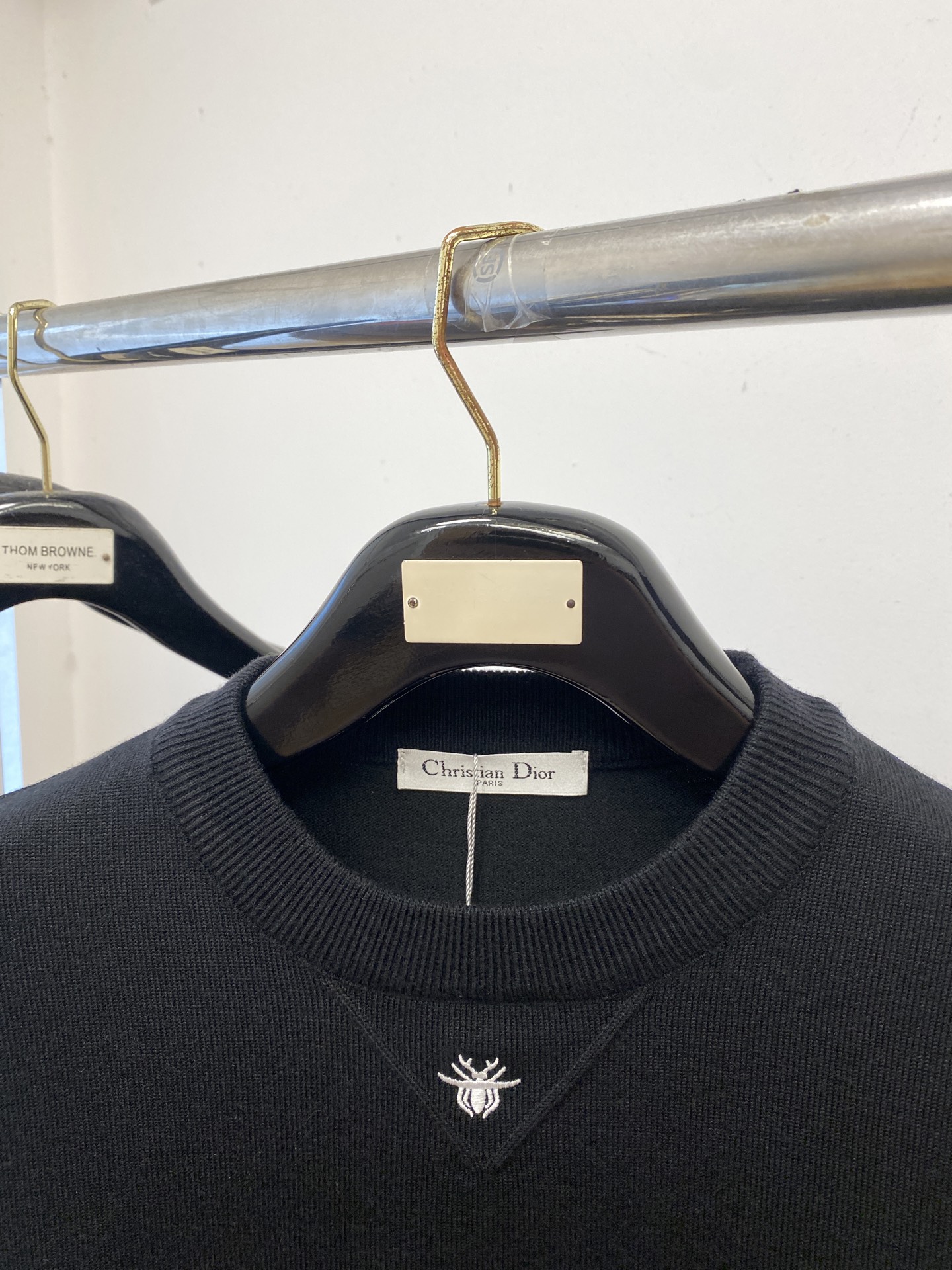 迪奥、2025新品羊毛衣 具有手感细腻柔软，可直接与肌肤接触，让暖心的纱线变化出细腻的质感，顶级工艺极具