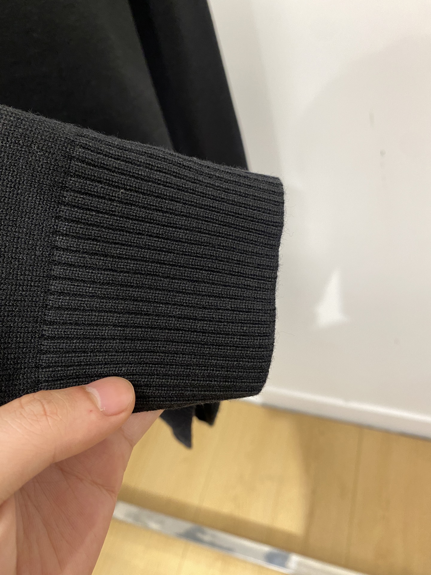 迪奥、2025新品羊毛衣 具有手感细腻柔软，可直接与肌肤接触，让暖心的纱线变化出细腻的质感，顶级工艺极具